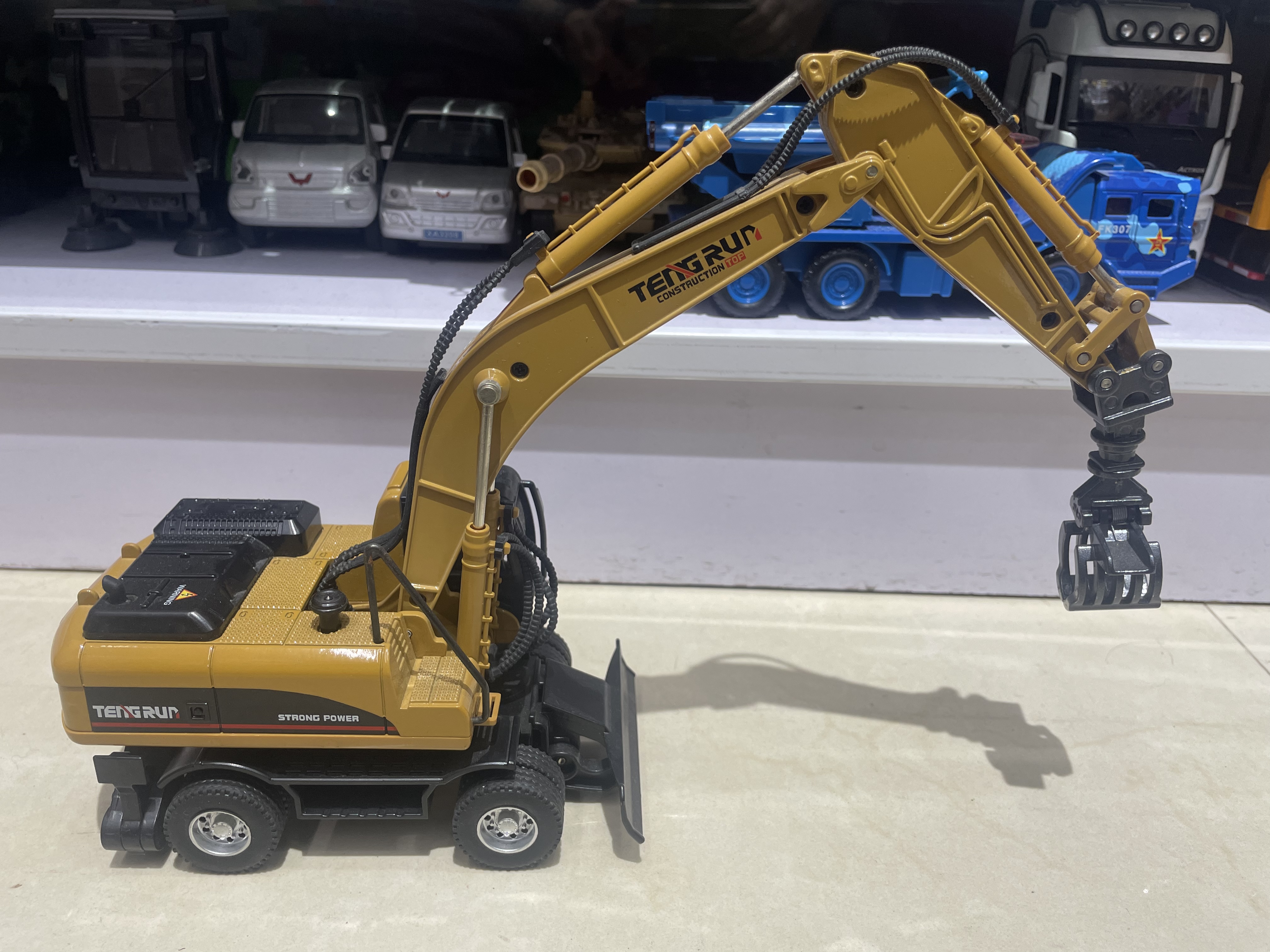 重合金工程轮式抓木机产品图