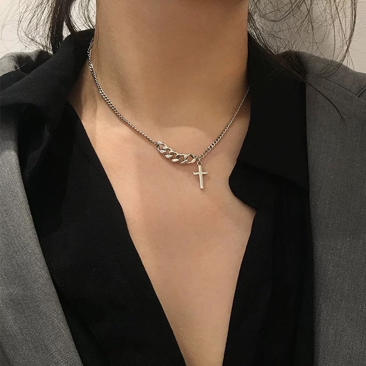 A short cross-shaped titanium steel necklace in the style of European and American Instagram, a hip-hop and simple collarbone chain by a male Internet celebrity, is stylish and versatile