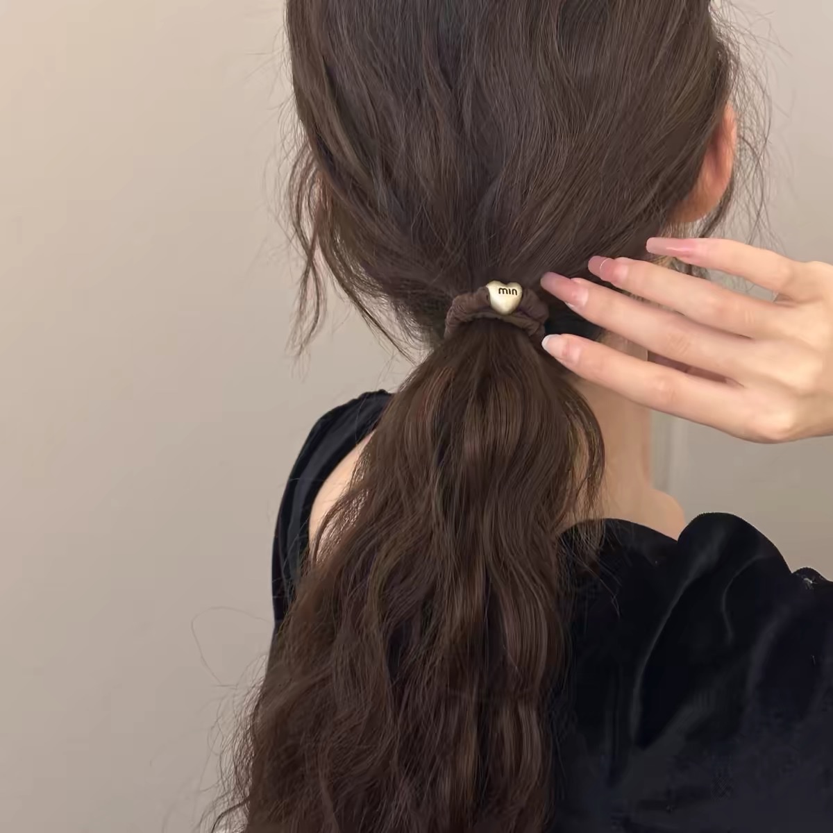 Korean simple and retro hair tie, elegant letter heart, high-elasticity rubber band, versatile for tying hair, hair tie, hair band, hair accessory, hair tie, hair accessory, hair band, hair accessory, women's patchwork Korean version Specification image