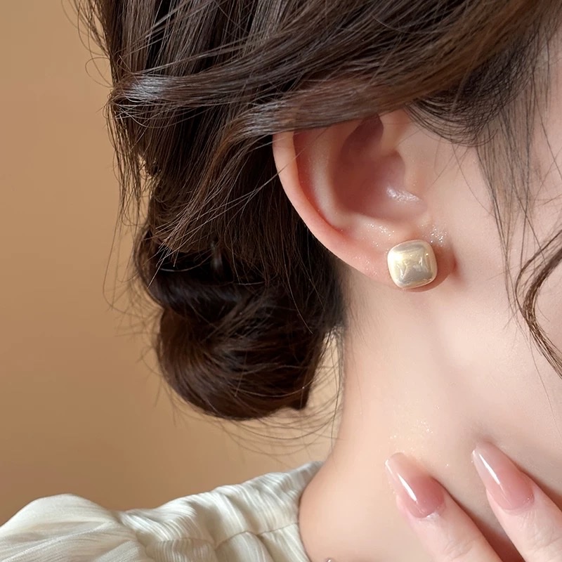Square stud earrings, a new bestseller for women in 2025, exude a sense of light luxury and sophistication, elegant and grand style. 925 sterling silver pin jewelry earrings Application Scenario