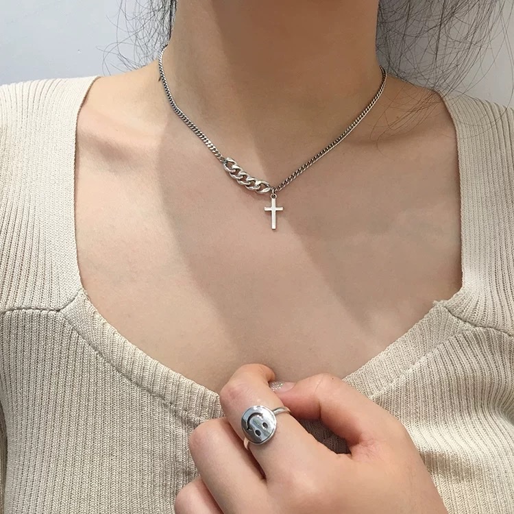 A short cross-shaped titanium steel necklace in the style of European and American Instagram, a hip-hop and simple collarbone chain by a male Internet celebrity, is stylish and versatile Specification image