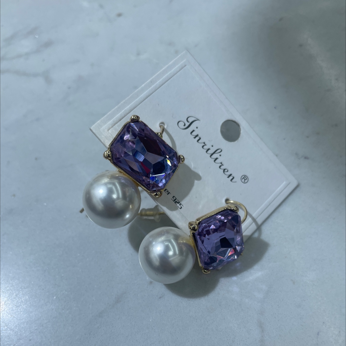Today's new Korean version earrings from Liren feature pearl and glass accessories, exuding a high-end feel. The earrings are simple and fashionable, with a unique design that shines on the ears Application Scenario