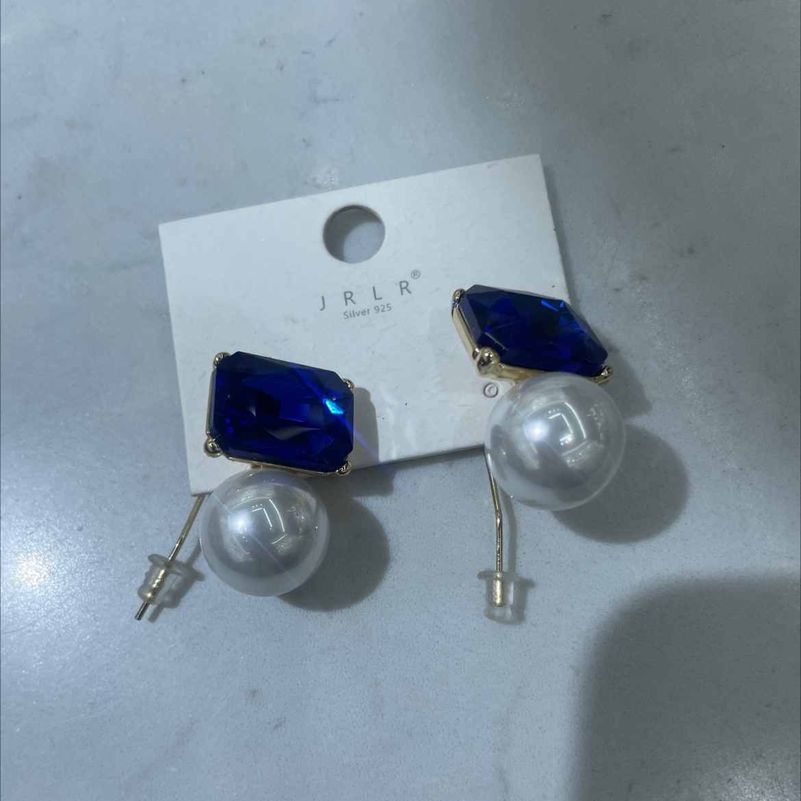 Today's new Korean version earrings from Liren feature pearl and glass accessories, exuding a high-end feel. The earrings are simple and fashionable, with a unique design that shines on the ears Specification image
