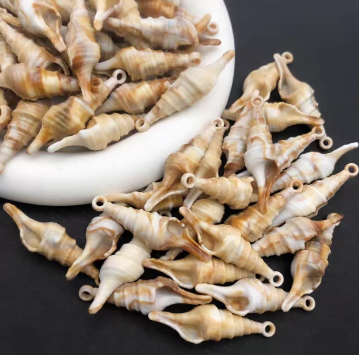 本品材质亚克力，仿贝壳，用于钥匙扣，窗帘挂件，手链项链挂件，电镀激光工艺，亚克力吊坠仿贝壳吊坠，窗帘挂件，汽车挂件，项链
