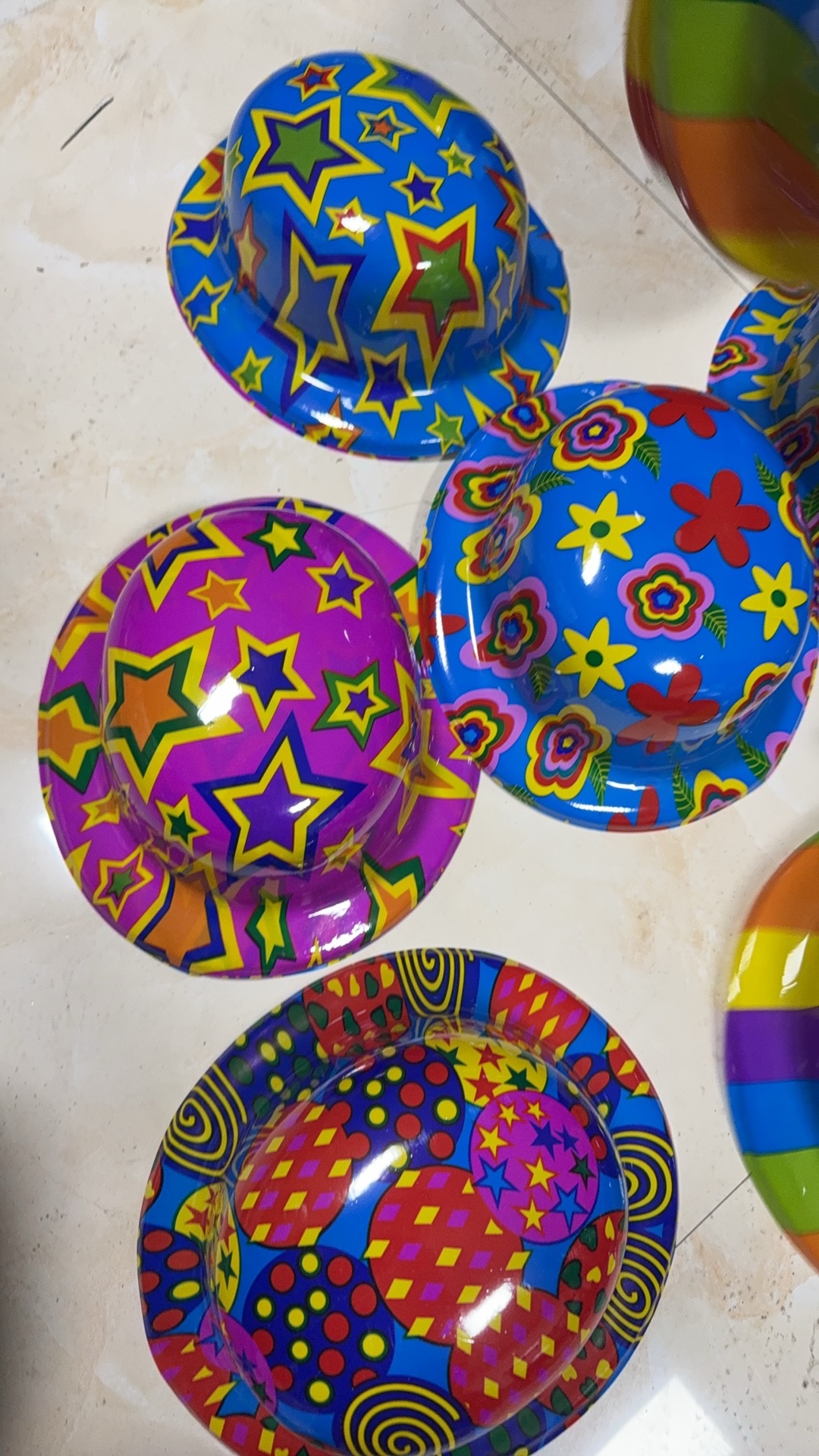 本厂销售各类节日用品，帽子，面具，万圣节，圣诞，狂欢节，应有尽有，欢迎来样定制。