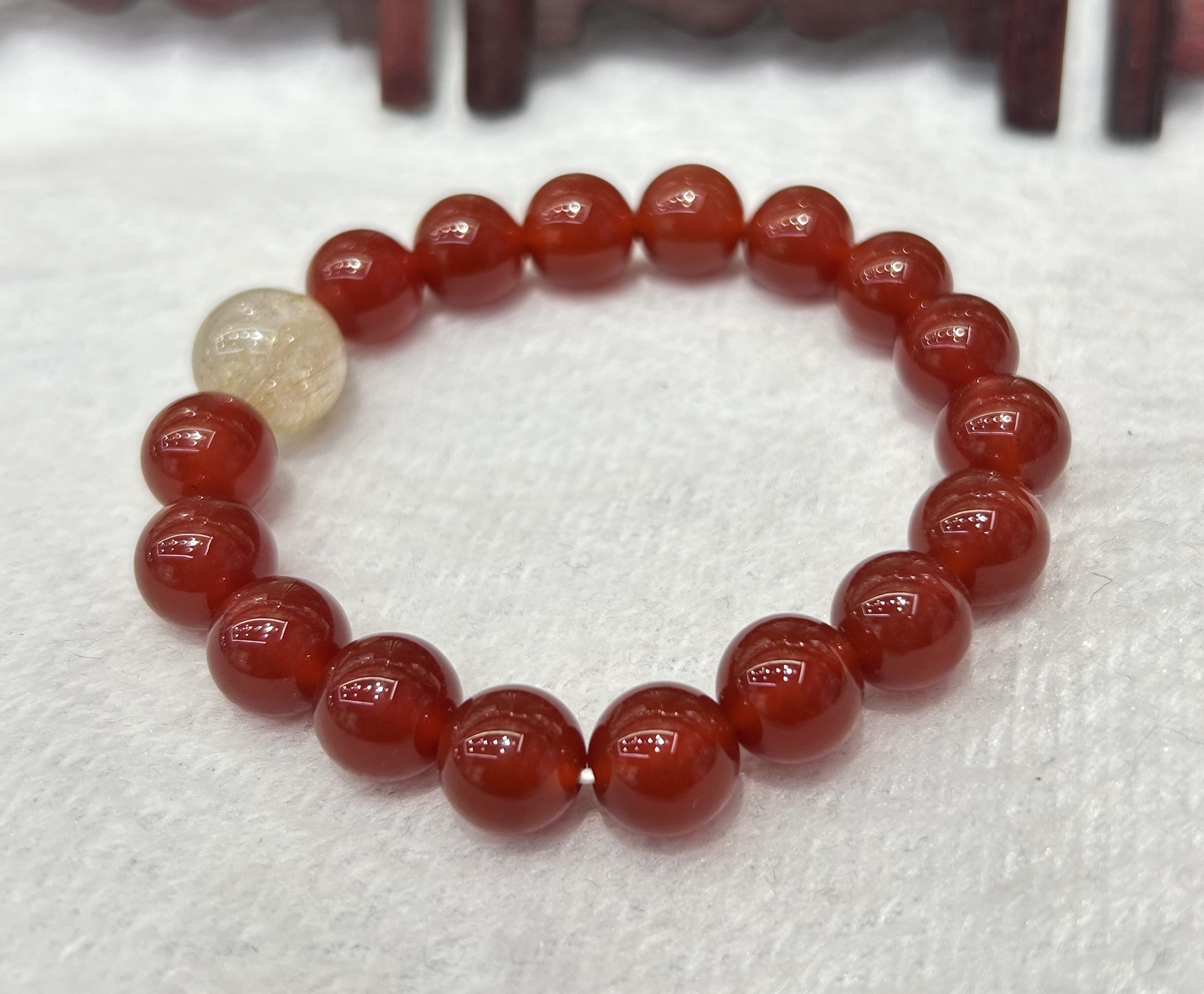 国潮玛瑙产地来自马达加斯加红玛瑙手串中间加了发晶佩戴大气