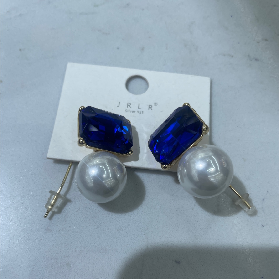 Today's new Korean version earrings from Liren feature pearl and glass accessories, exuding a high-end feel. The earrings are simple and fashionable, with a unique design that shines on the ears detail image 2