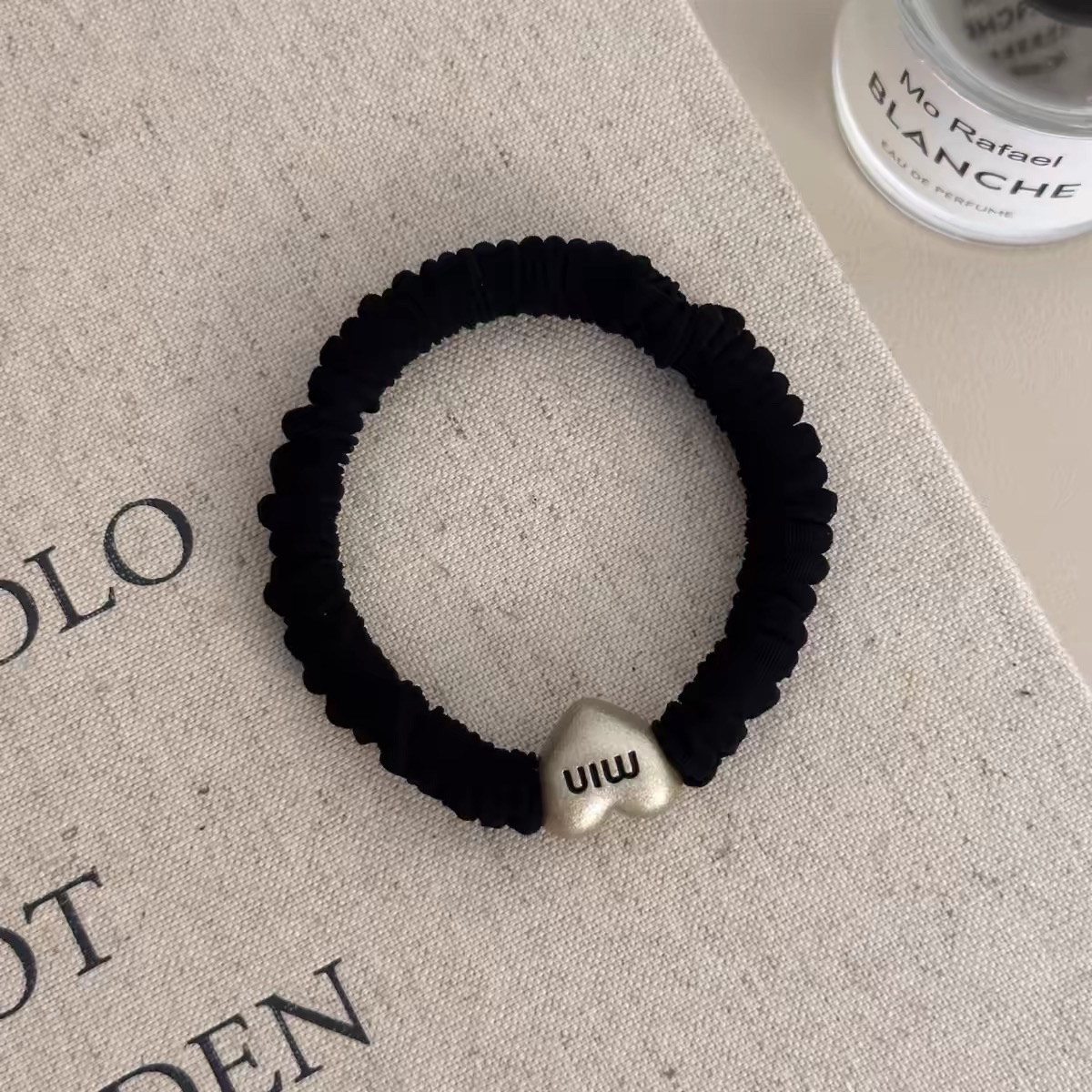 Korean simple and retro hair tie, elegant letter heart, high-elasticity rubber band, versatile for tying hair, hair tie, hair band, hair accessory, hair tie, hair accessory, hair band, hair accessory, women's patchwork Korean version Application Scenario