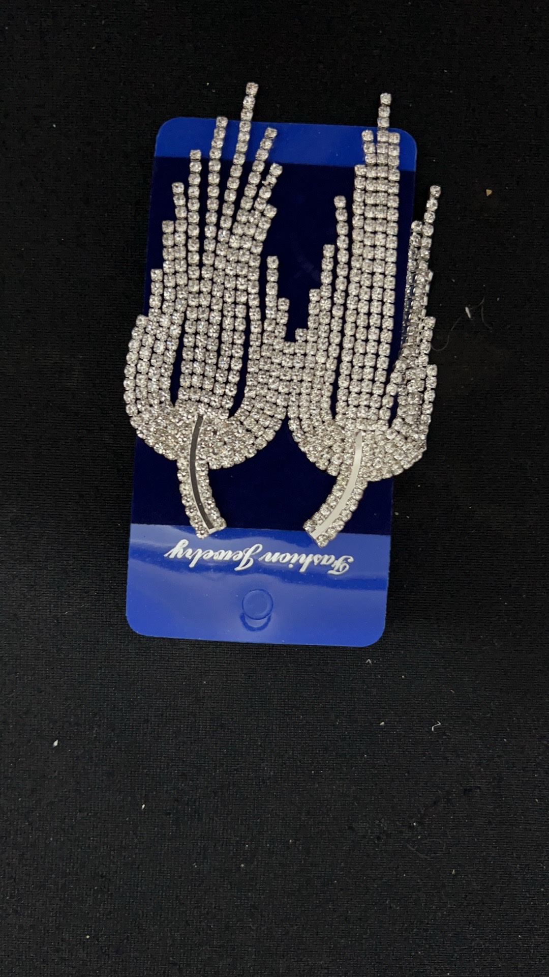 The latest popular claw chain earrings Application Scenario