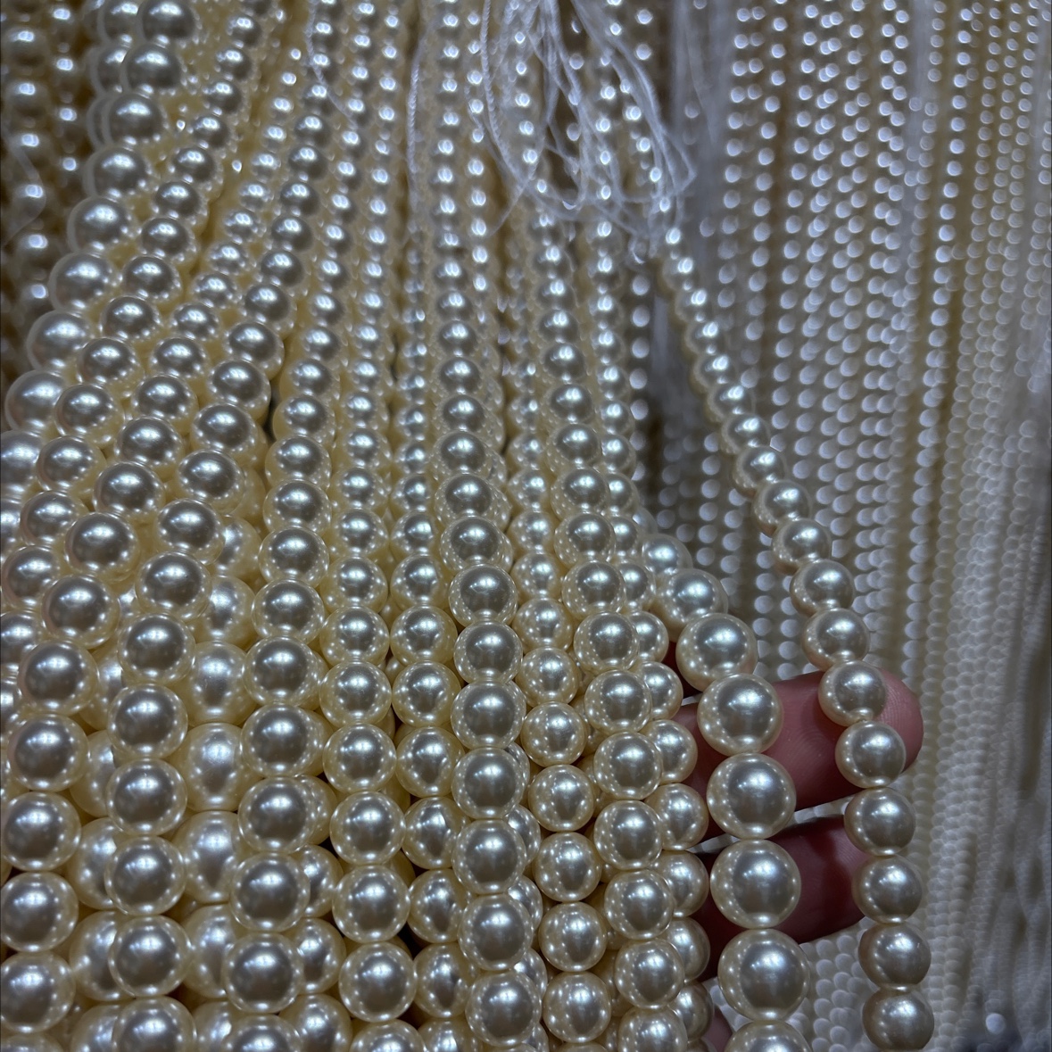 Glass beads, loose beads, rice beads, DIY handcrafted beads, materials for wrapping beads, bead bracelets, necklaces, jewelry making accessories Application Scenario