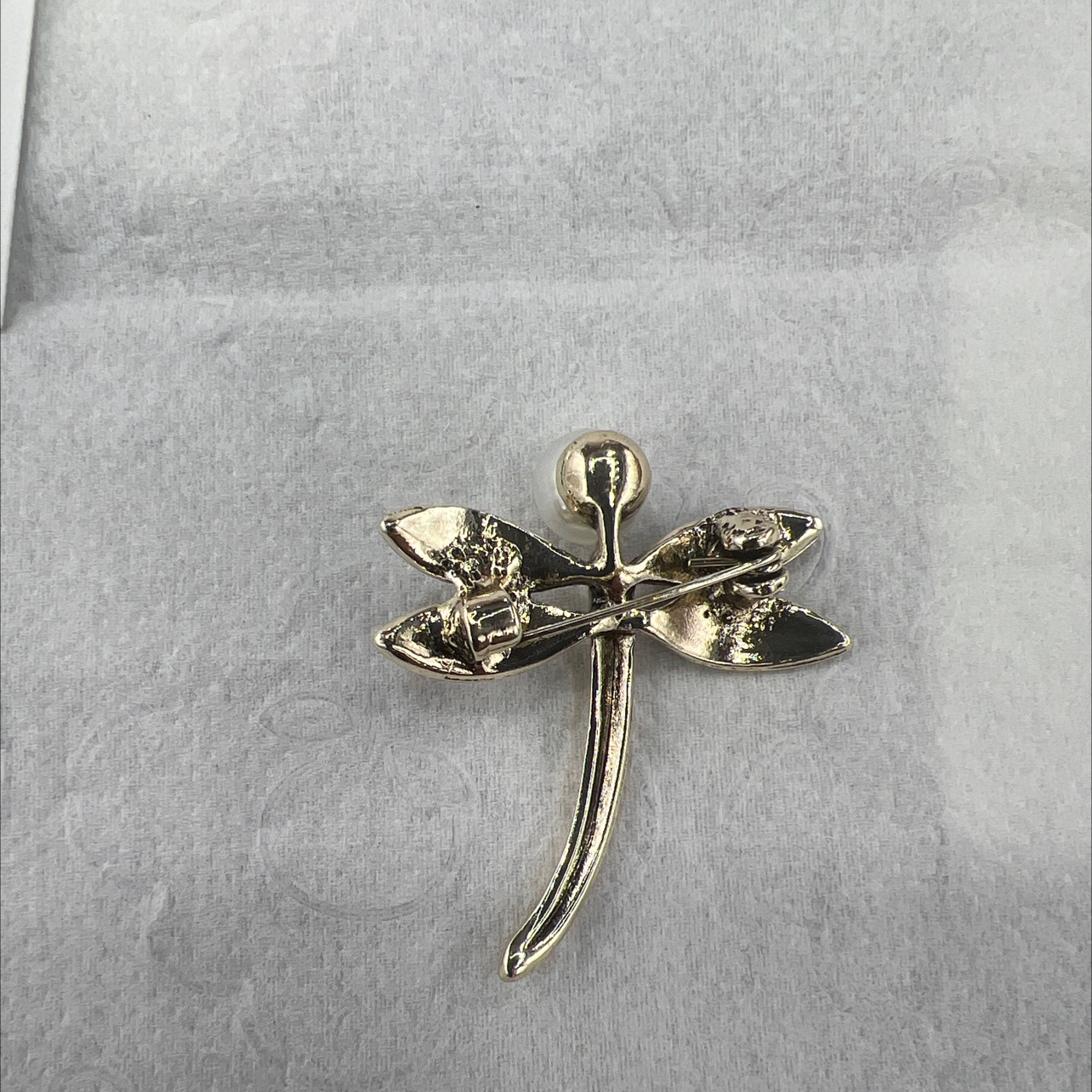 这是一款蜻蜓胸针，锌合金制作而成。产品图