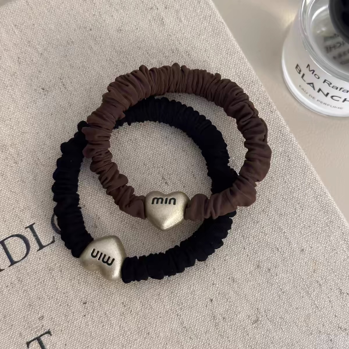 Korean simple and retro hair tie, elegant letter heart, high-elasticity rubber band, versatile for tying hair, hair tie, hair band, hair accessory, hair tie, hair accessory, hair band, hair accessory, women's patchwork Korean version