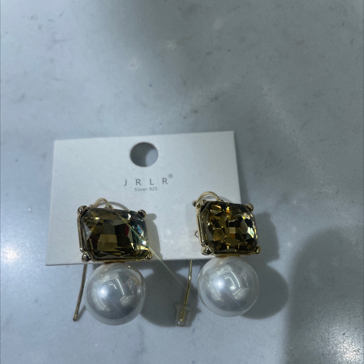 Today's new Korean version earrings from Liren feature pearl and glass accessories, exuding a high-end feel. The earrings are simple and fashionable, with a unique design that shines on the ears details Picture