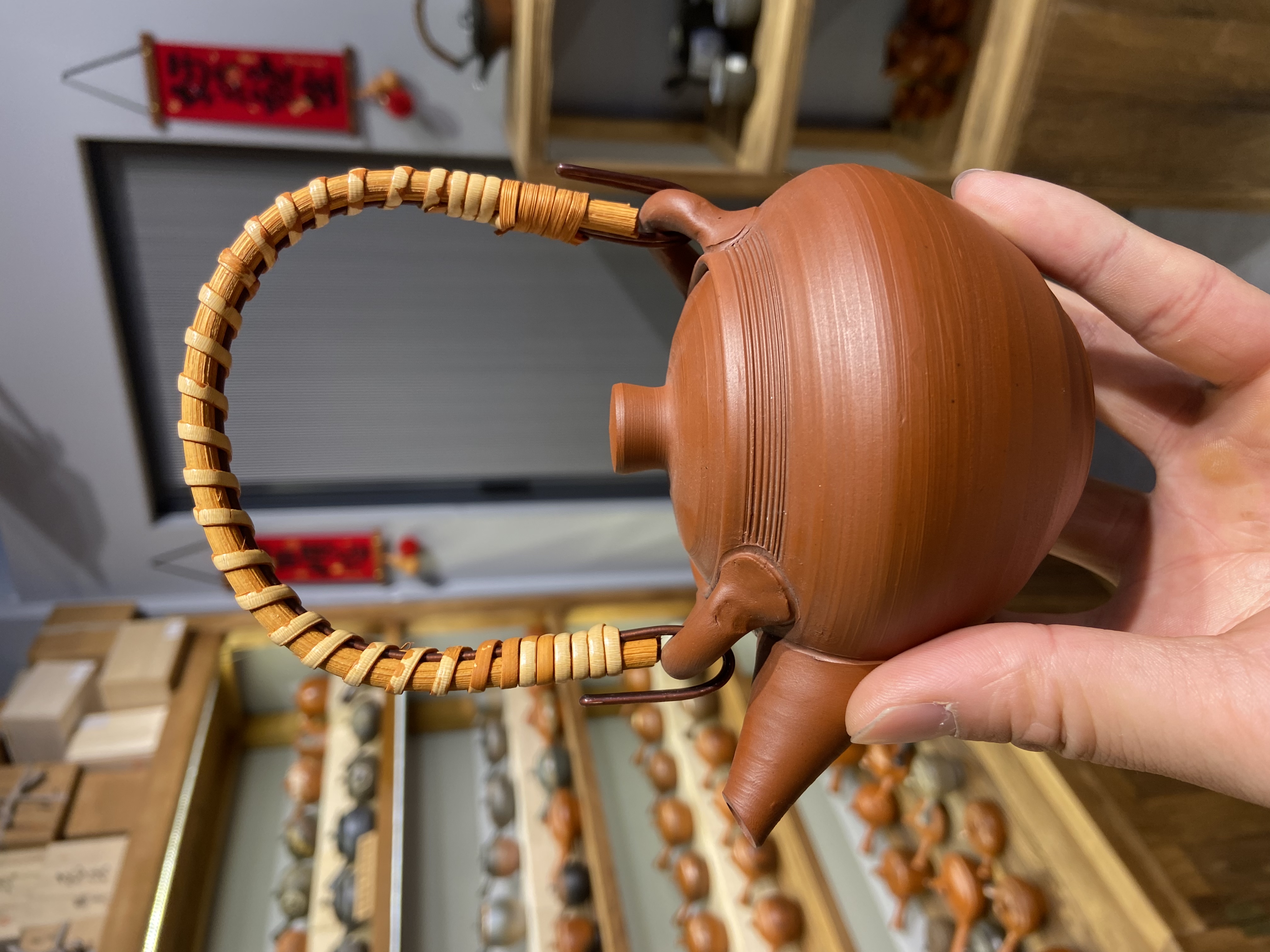 日本常滑烧25年前水野静仙作 朱泥横筋提梁手工日本急须茶壶紫砂壶白底实物图