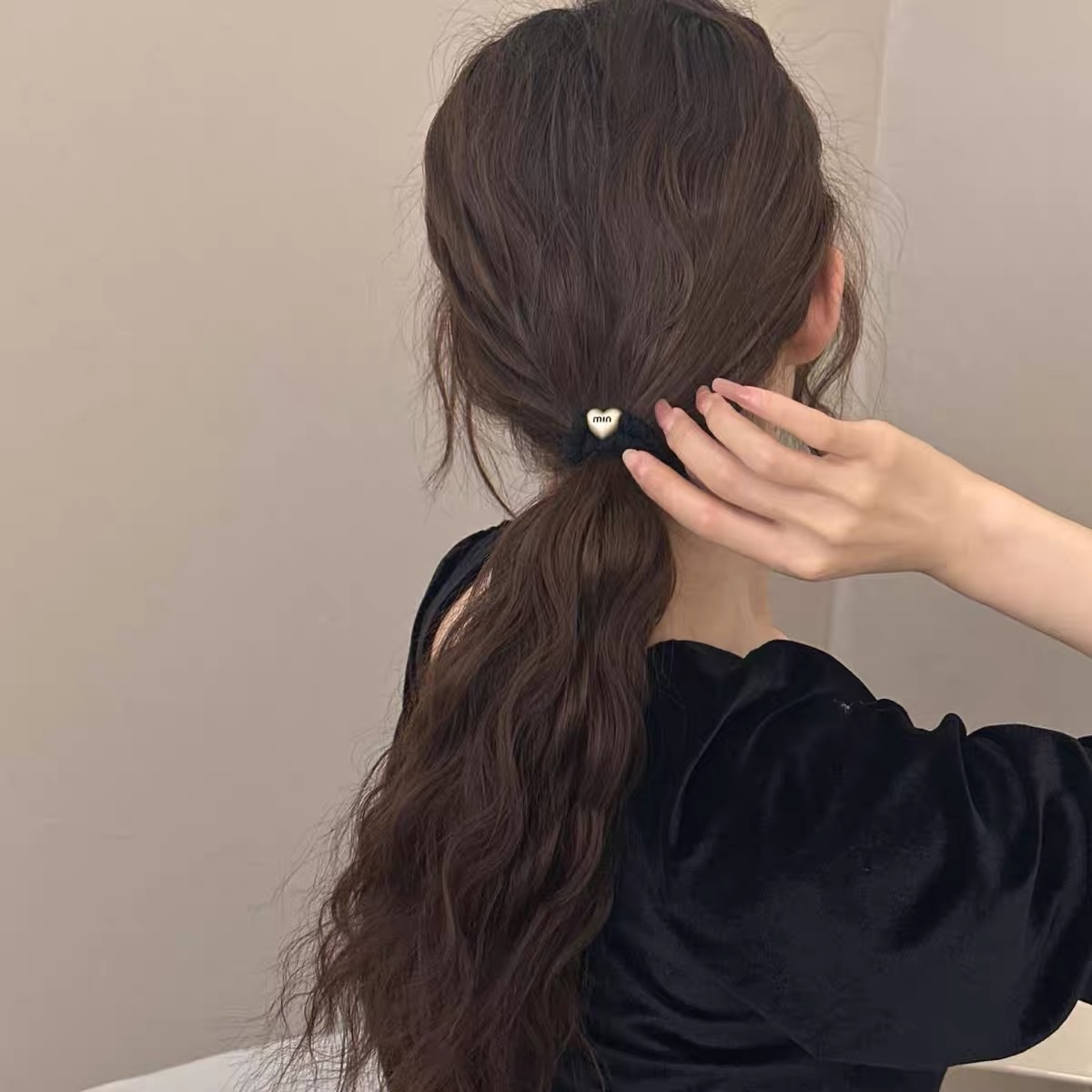 Korean simple and retro hair tie, elegant letter heart, high-elasticity rubber band, versatile for tying hair, hair tie, hair band, hair accessory, hair tie, hair accessory, hair band, hair accessory, women's patchwork Korean version details Picture