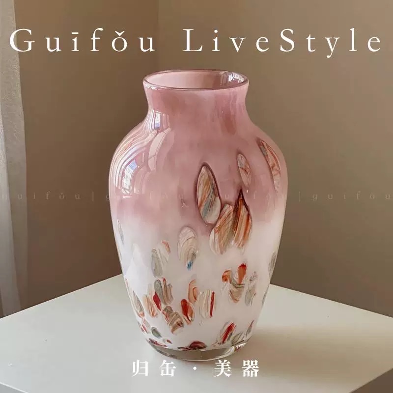 A particularly beautiful vase with a light luxury and high-end design sense, a niche mid-style glass and glazed living room decoration vase