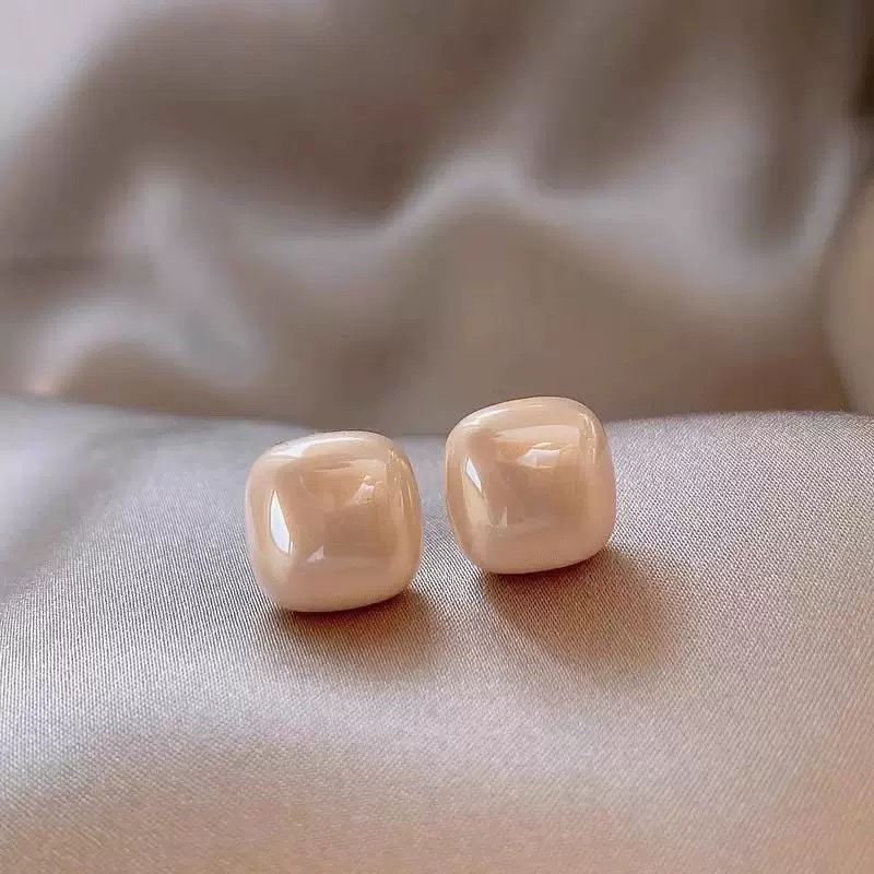 Square stud earrings, a new bestseller for women in 2025, exude a sense of light luxury and sophistication, elegant and grand style. 925 sterling silver pin jewelry earrings Specification image
