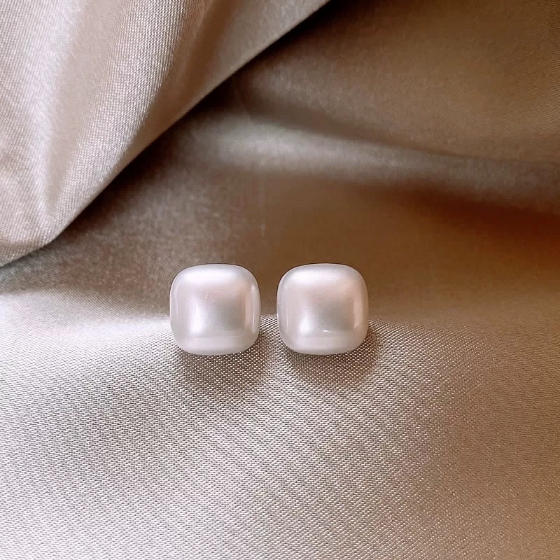 Square stud earrings, a new bestseller for women in 2025, exude a sense of light luxury and sophistication, elegant and grand style. 925 sterling silver pin jewelry earrings detail image 2