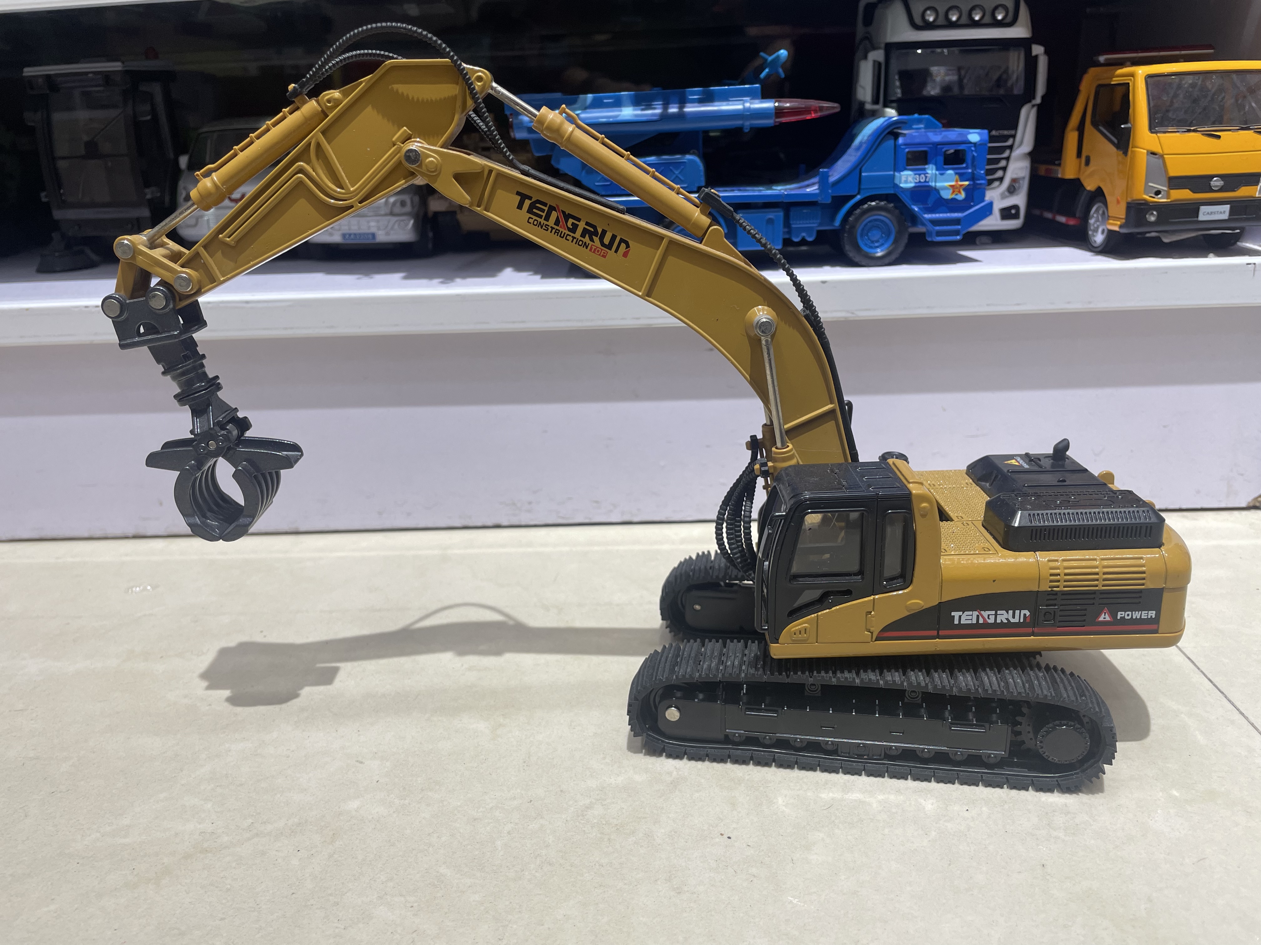 重合金工程履带抓木机产品图