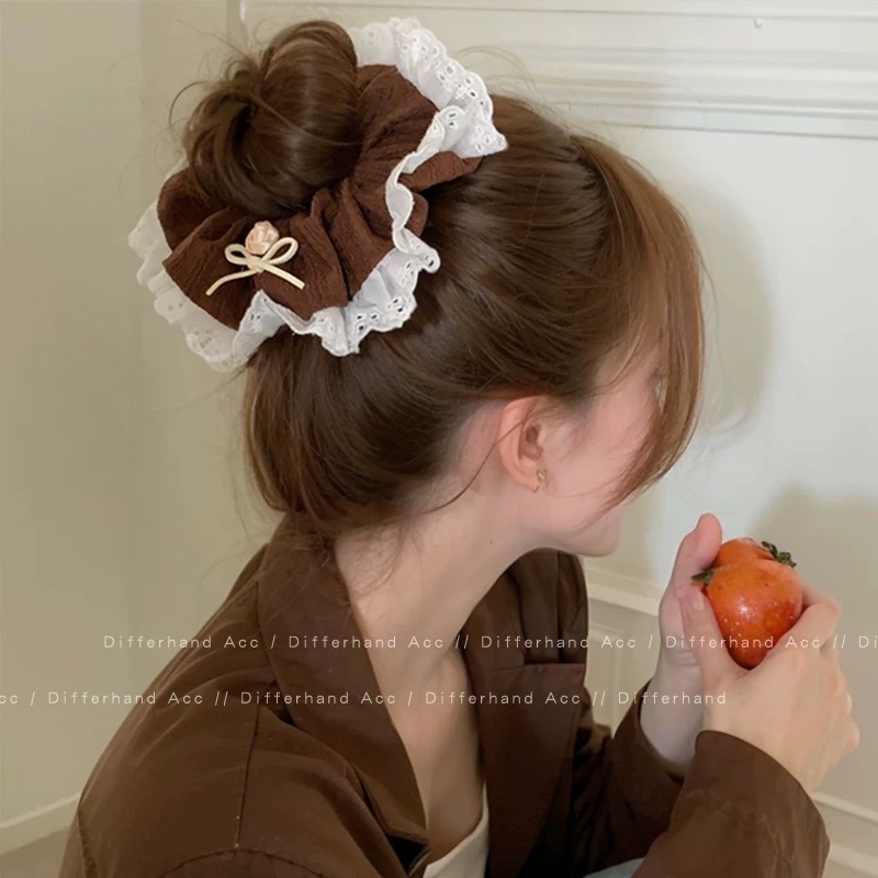 The new popular large intestine hair band and headband are high-end accessories. They are elegant hair accessories for women and simple yet fashionable hair band decorations Application Scenario