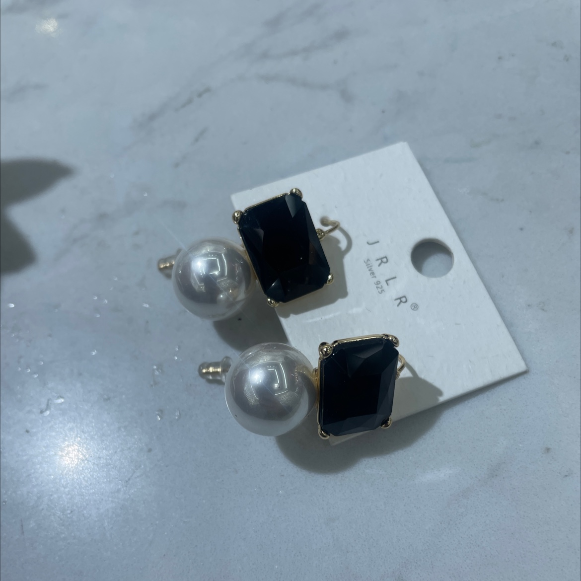 Today's new Korean version earrings from Liren feature pearl and glass accessories, exuding a high-end feel. The earrings are simple and fashionable, with a unique design that shines on the ears Item Picture