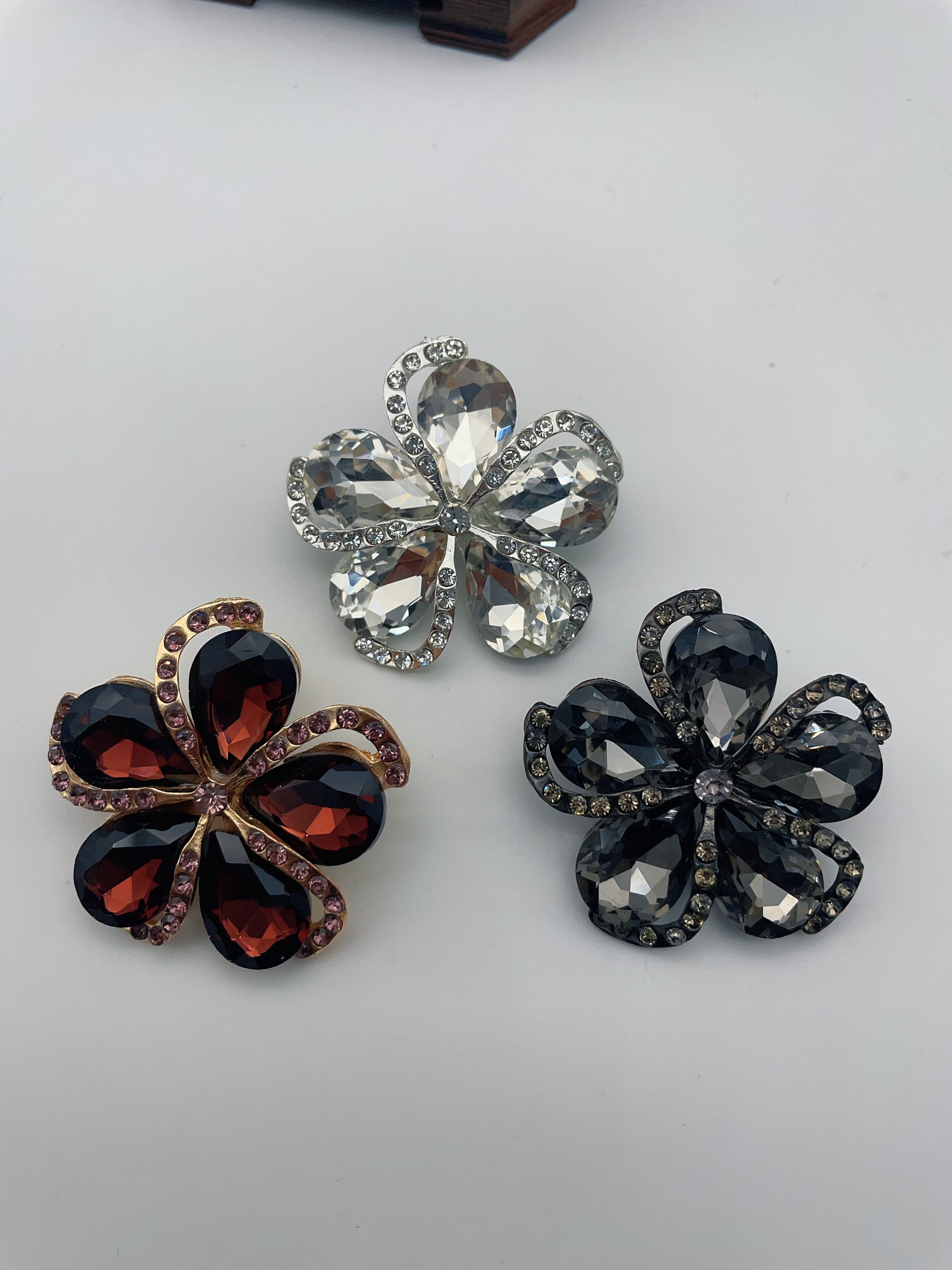 Diamond-encrusted zhuan s high-end brooch in stock, women's silk scarf clasp alloy brooch, cartoon fashion, versatile, rhinestone paired with brooch detail image 7