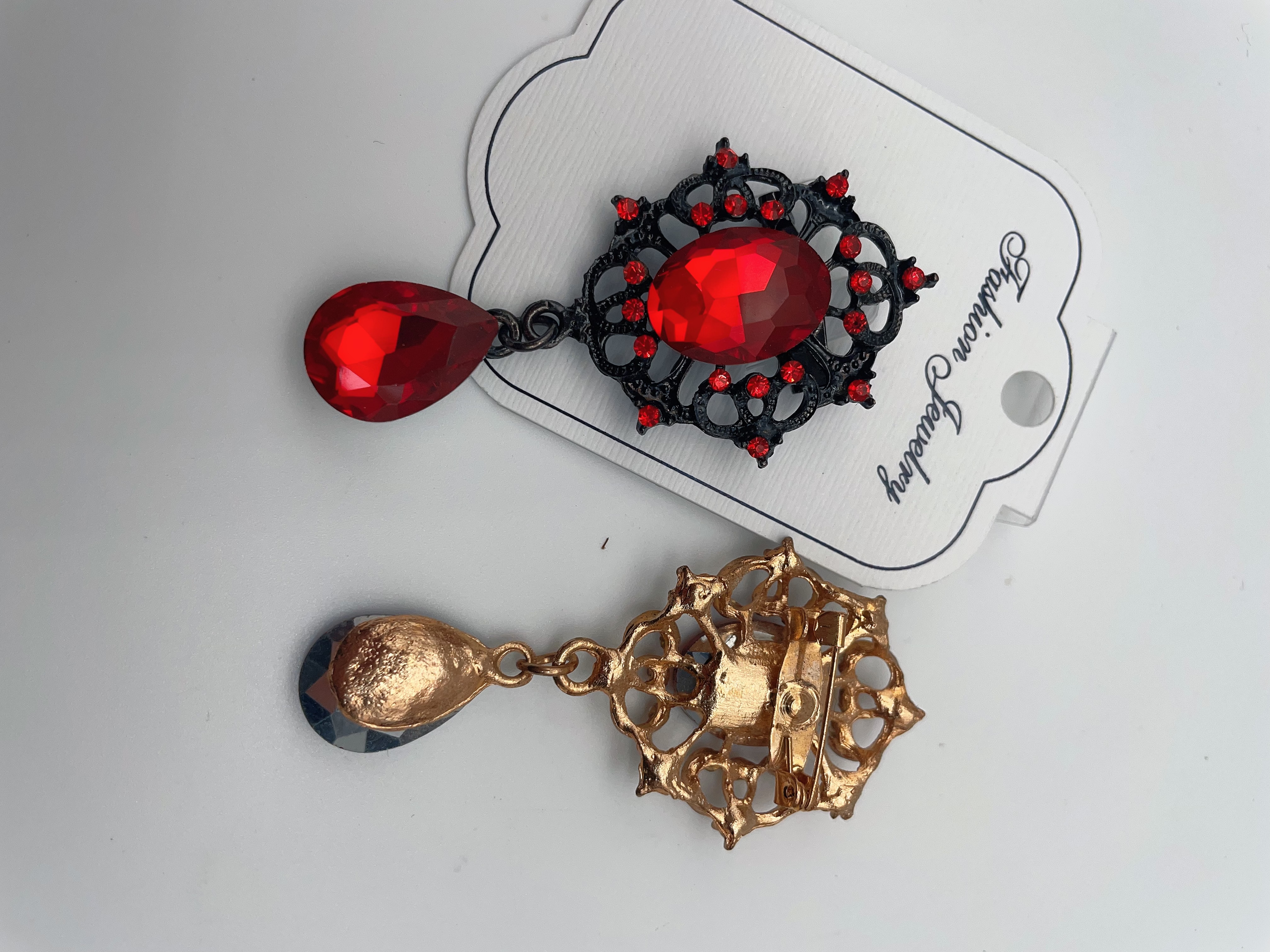 镶钻 高档胸针现货 女丝巾扣合金胸花 卡通 时尚百搭装饰扣 吊坠白底实物图