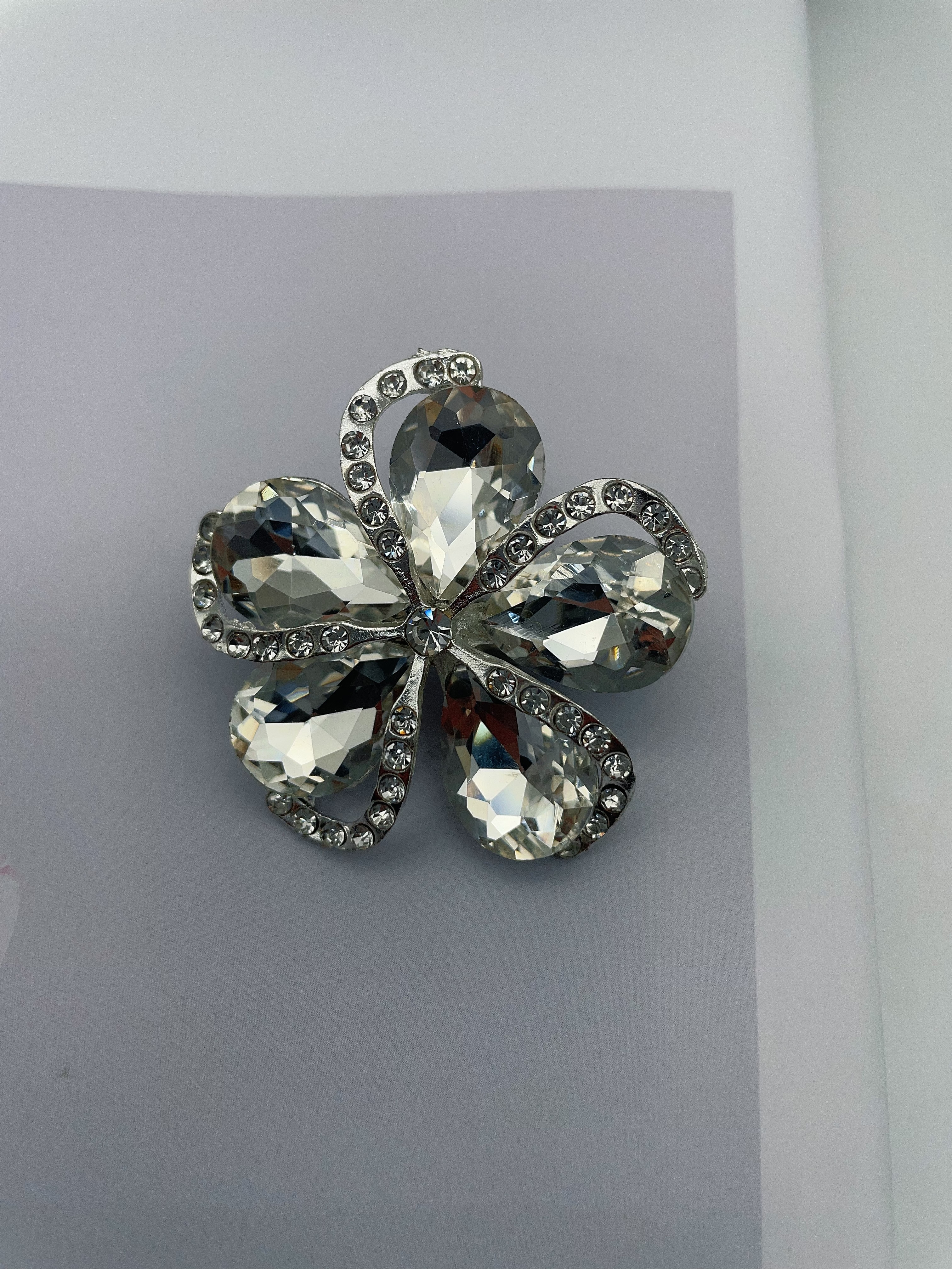 Diamond-encrusted zhuan s high-end brooch in stock, women's silk scarf clasp alloy brooch, cartoon fashion, versatile, rhinestone paired with brooch detail image 10