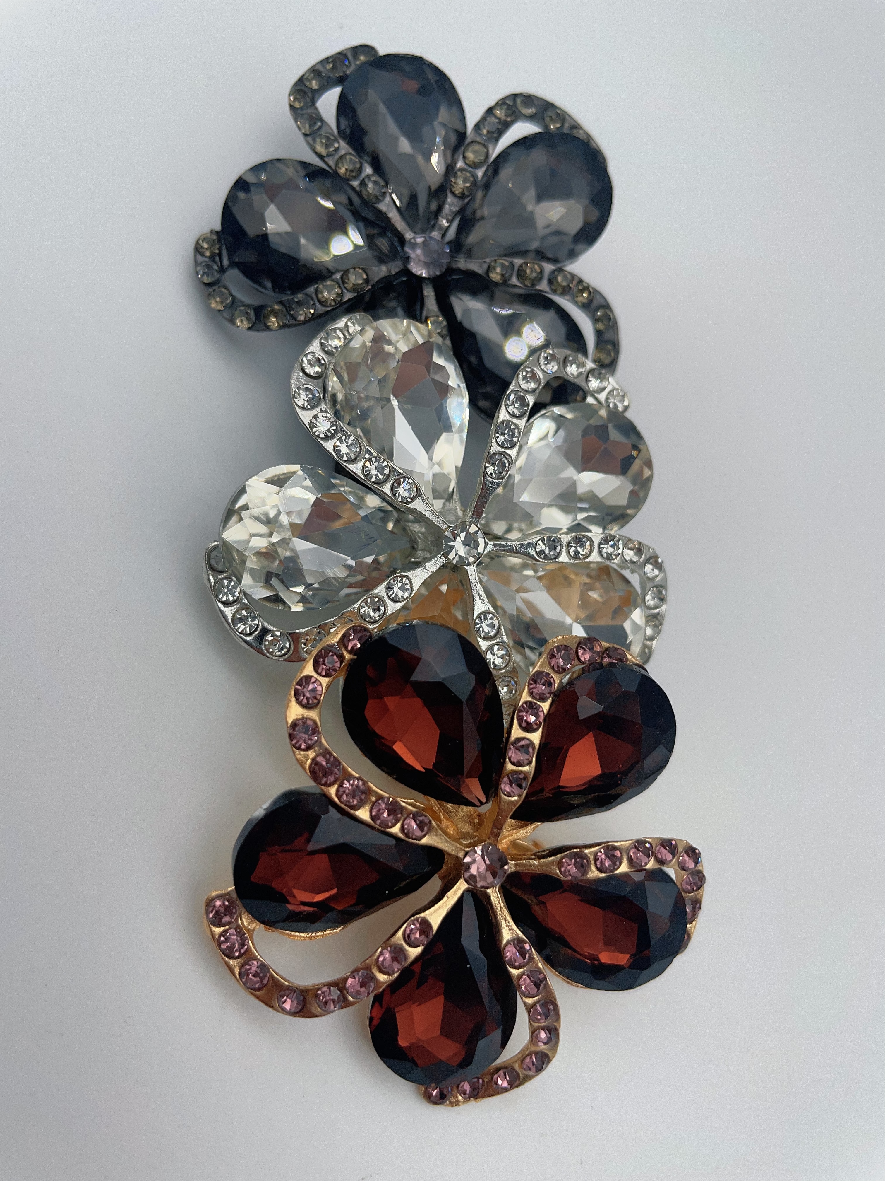 Diamond-encrusted zhuan s high-end brooch in stock, women's silk scarf clasp alloy brooch, cartoon fashion, versatile, rhinestone paired with brooch detail image 2