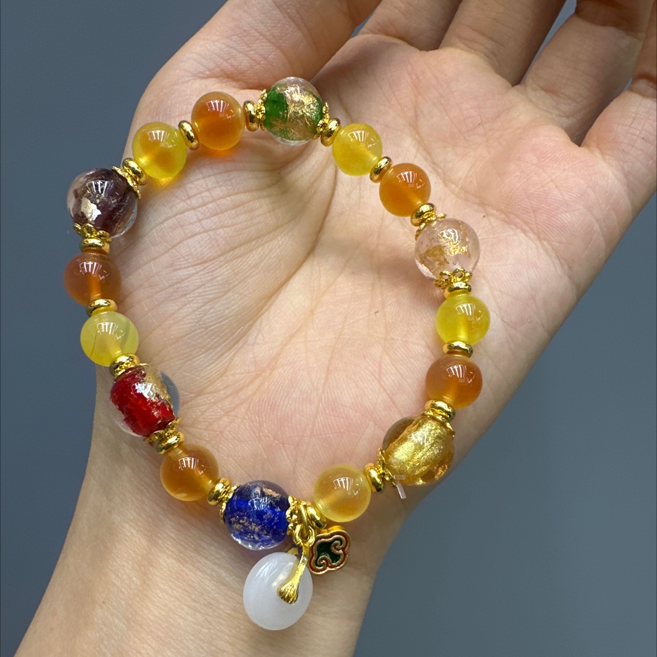 The crystal bracelet is dazzling and elegant. It is a fashionable ladies' bracelet. The exquisite runny agate bracelet is a beautiful bracelet made of carefully selected crystal materials Specification image