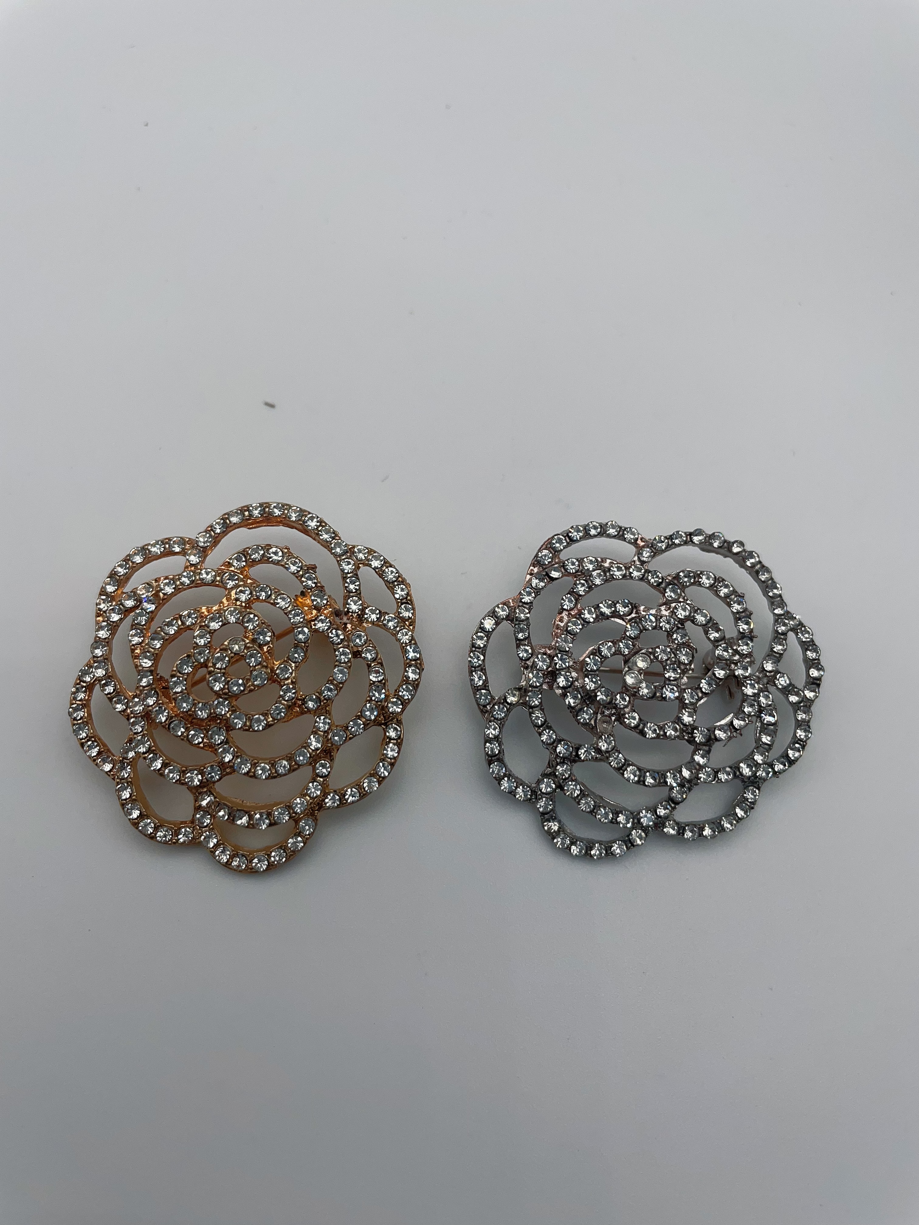 دبوس بلورية، بدلة أنثوية ذات بذلات أنيقة detail image 6