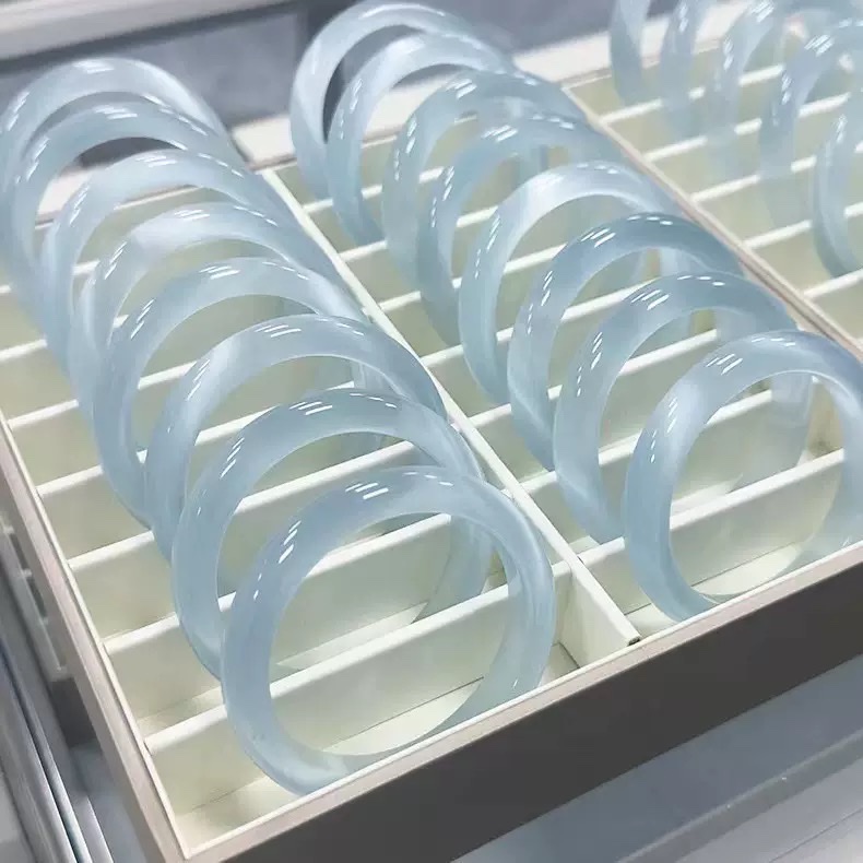 Factory direct supply of high-end cat's eye stone bracelet, white moonlight, ice blue, Champagne color bracelet, glass bracelet, jewelry bracelet detail image 2