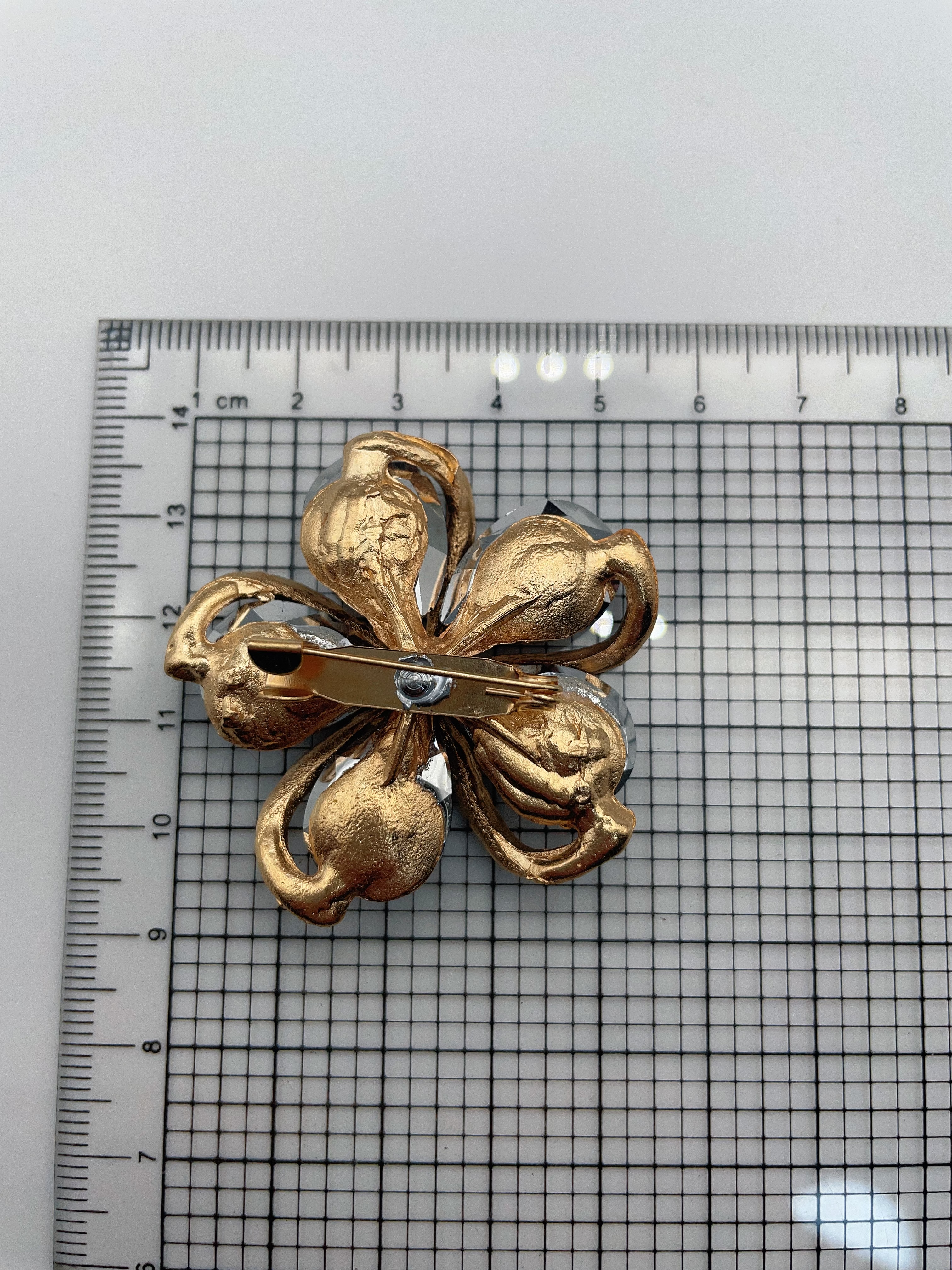 Diamond-encrusted zhuan s high-end brooch in stock, women's silk scarf clasp alloy brooch, cartoon fashion, versatile, rhinestone paired with brooch detail image 6
