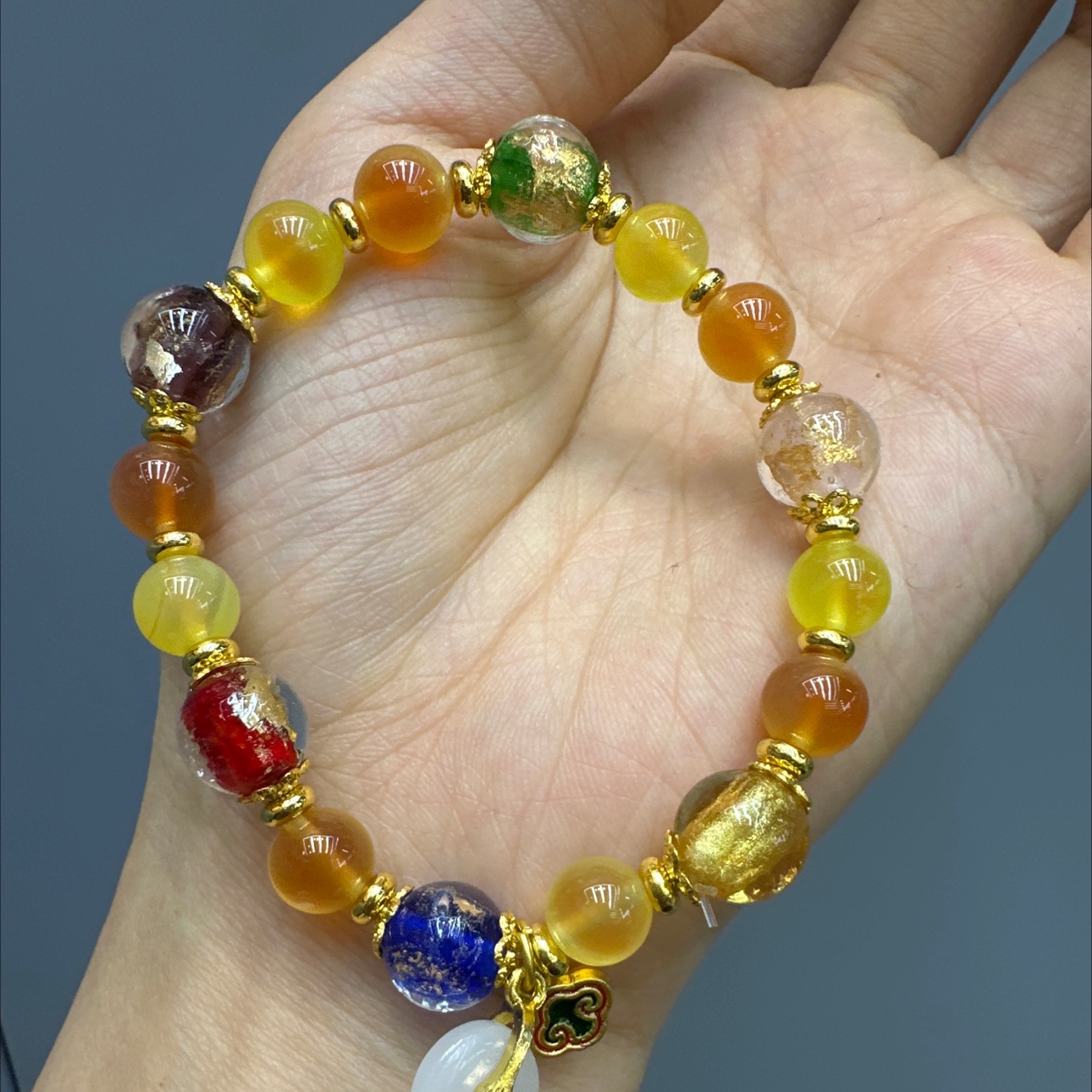 The crystal bracelet is dazzling and elegant. It is a fashionable ladies' bracelet. The exquisite runny agate bracelet is a beautiful bracelet made of carefully selected crystal materials details Picture