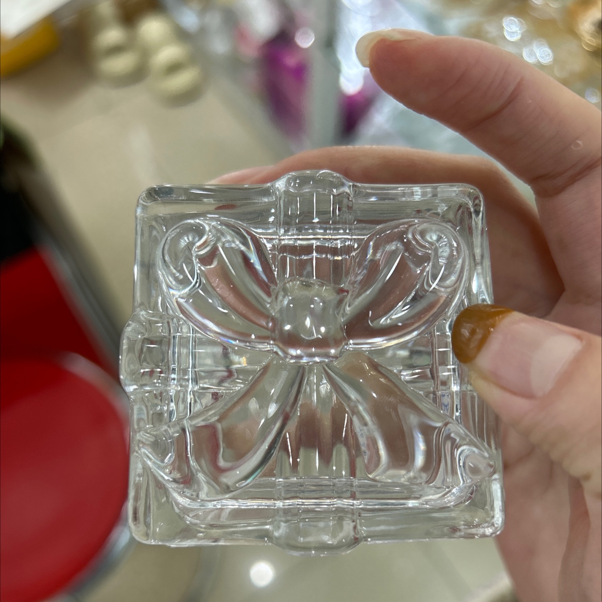 The bow-shaped square glass sugar jar can hold scented stone candles and is a delicate transparent art piece details Picture