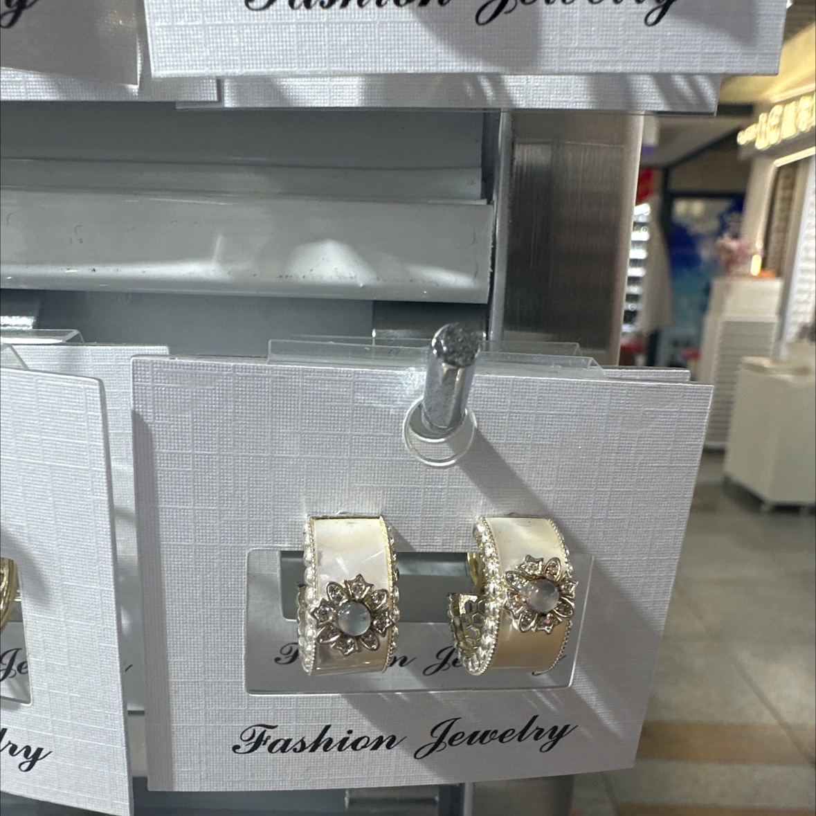 玫瑰金磨砂耳钉 高级感饰品 简约时尚耳环 独特设计耳饰 适合各种场合佩戴耳饰细节图