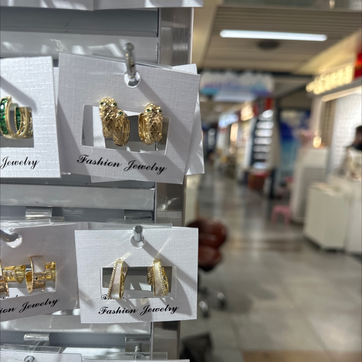 玫瑰金磨砂耳钉 高级感饰品 简约时尚耳环 独特设计耳饰 适合各种场合佩戴耳饰产品图