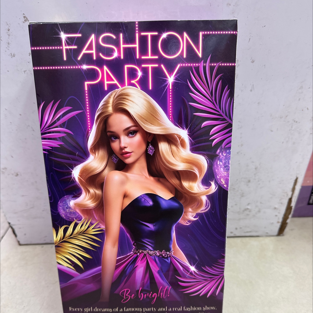 新款盒装娃娃。关节可活动玩具。单个彩盒包装。带塑料小梳子。娃娃穿鞋子。棕色头发详情图2