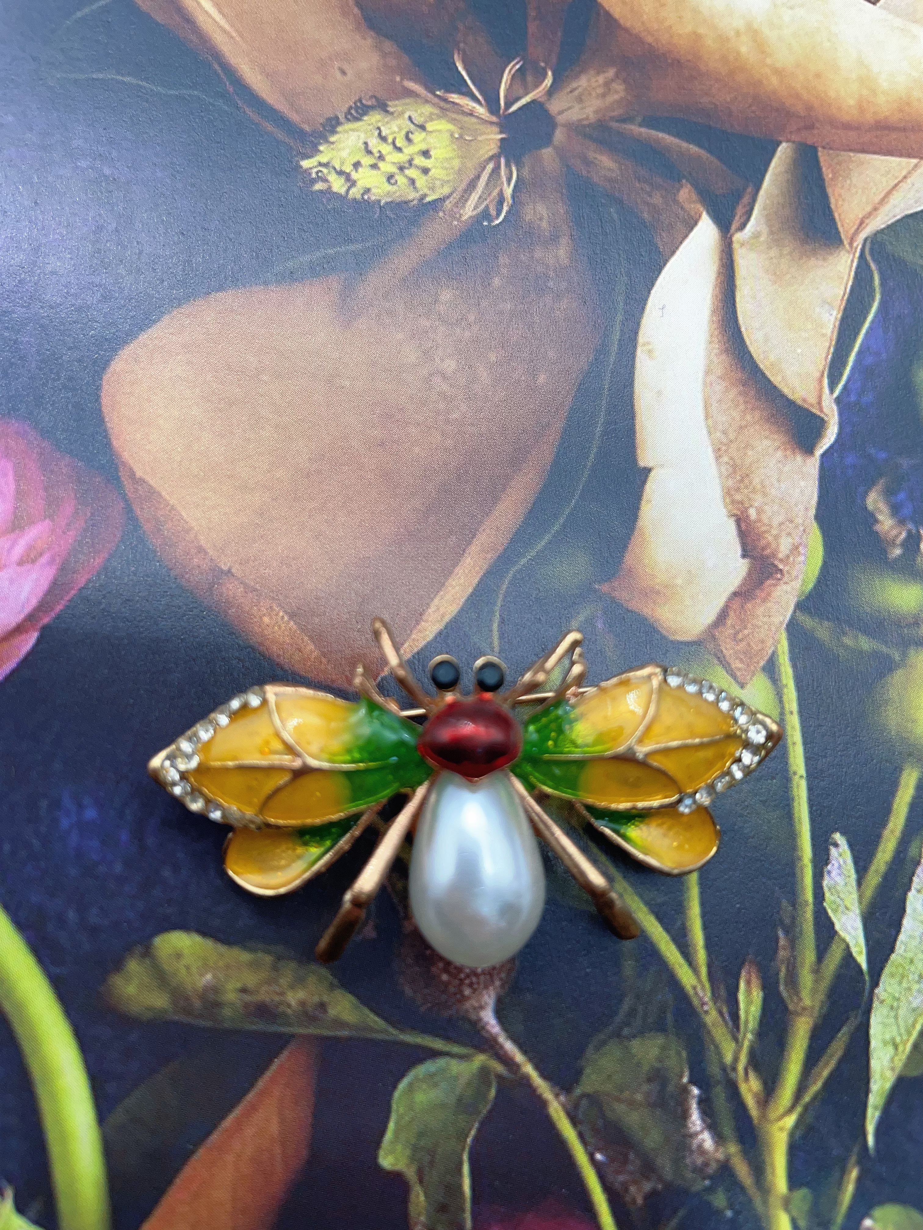 The retro Chinese style of the national trend, the bee emerald brooch, the elegant and court-like brooch, the cheongsam accessory brooch Item Picture