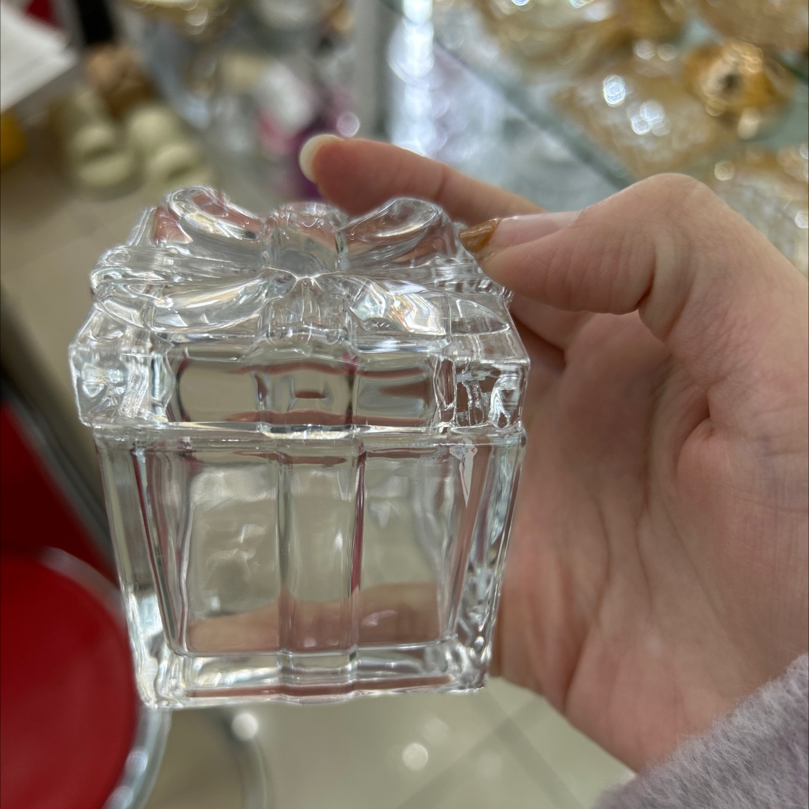 The bow-shaped square glass sugar jar can hold scented stone candles and is a delicate transparent art piece