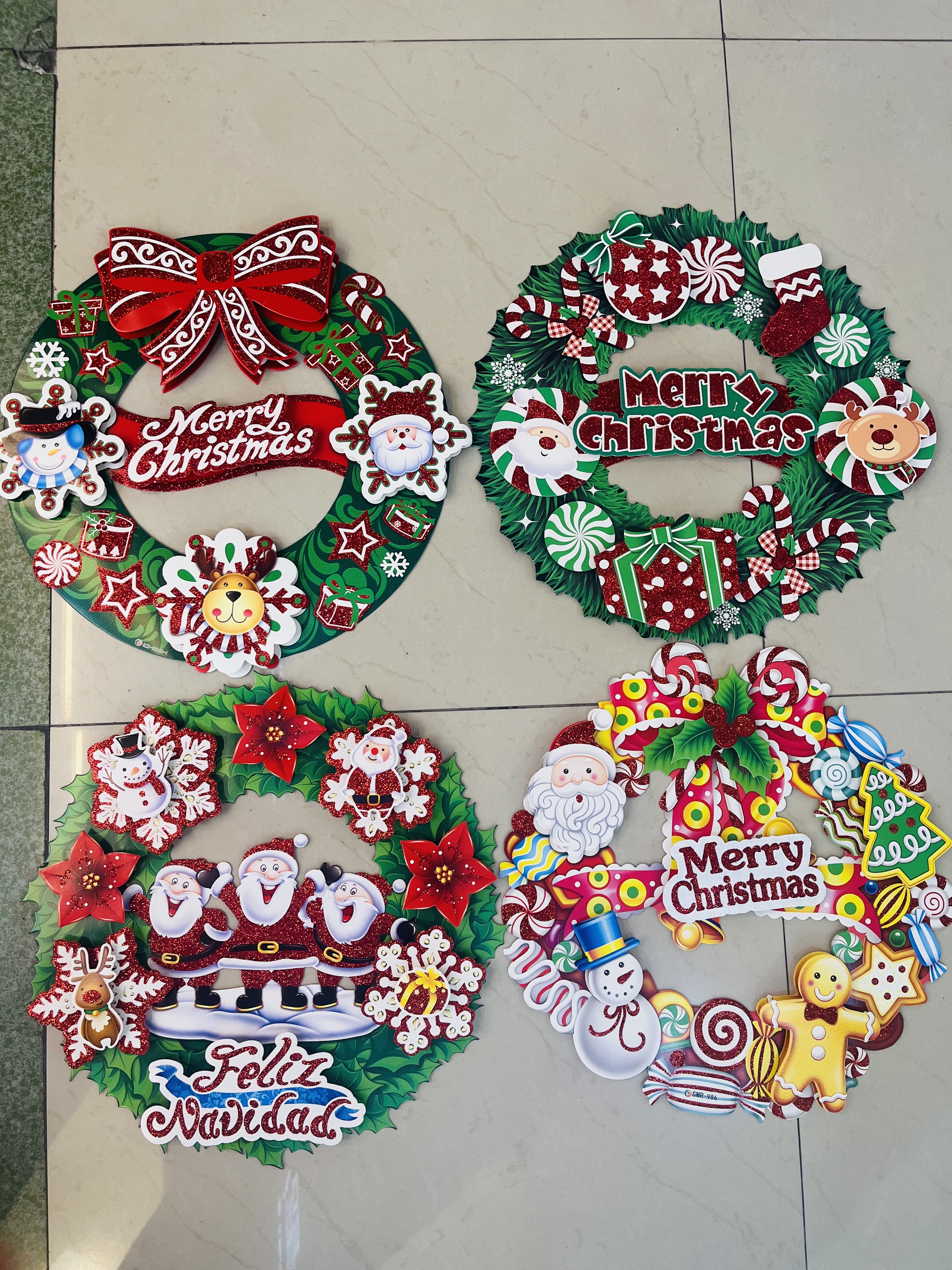 2025年最新款圣诞立体花环，颜色亮丽，款式新颖独特，家庭装饰圣诞节庆祝惊喜节日圣诞老人花圈墙面贴纸贴画家庭房间卧室装饰