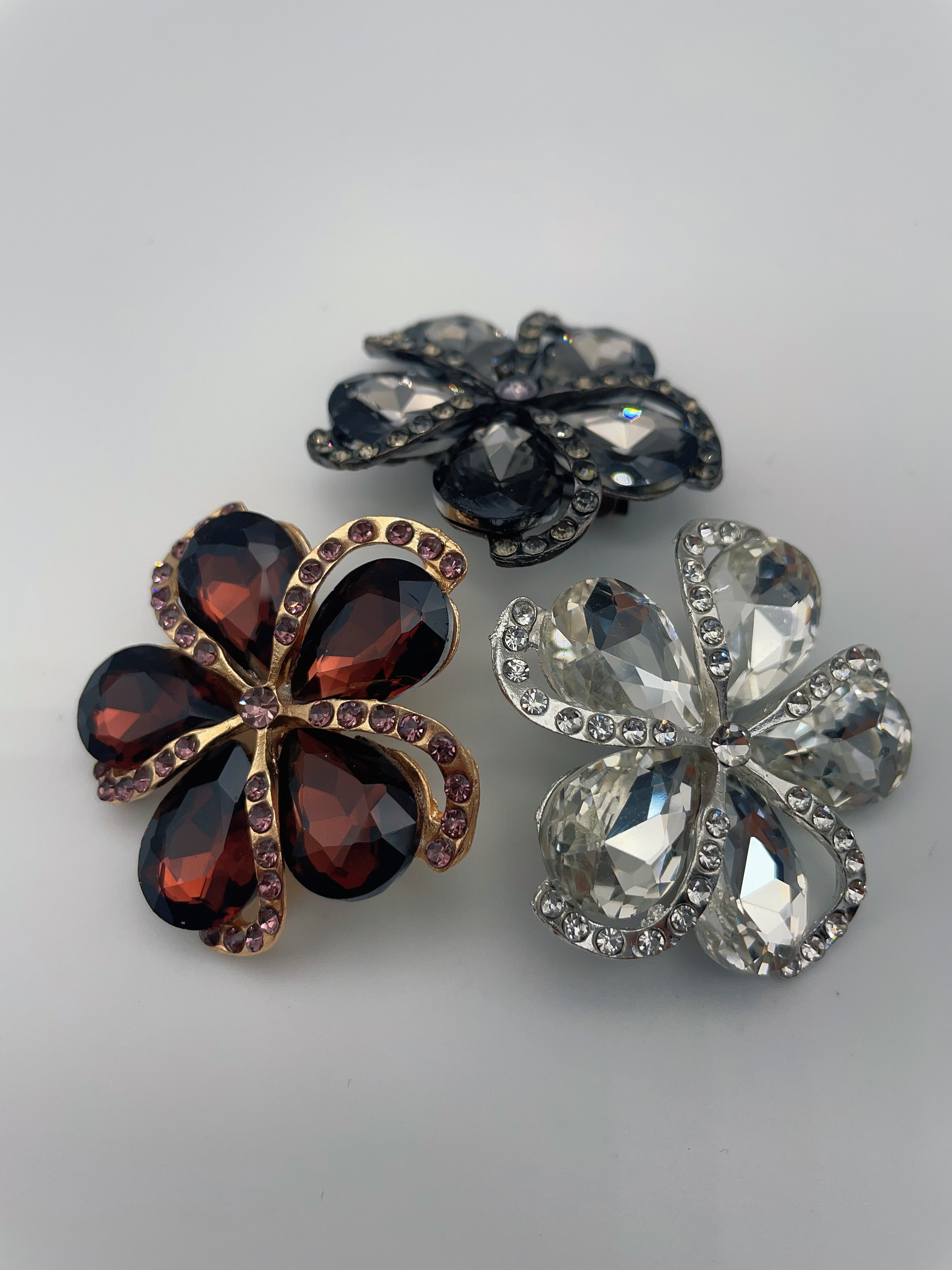 Diamond-encrusted zhuan s high-end brooch in stock, women's silk scarf clasp alloy brooch, cartoon fashion, versatile, rhinestone paired with brooch detail image 4