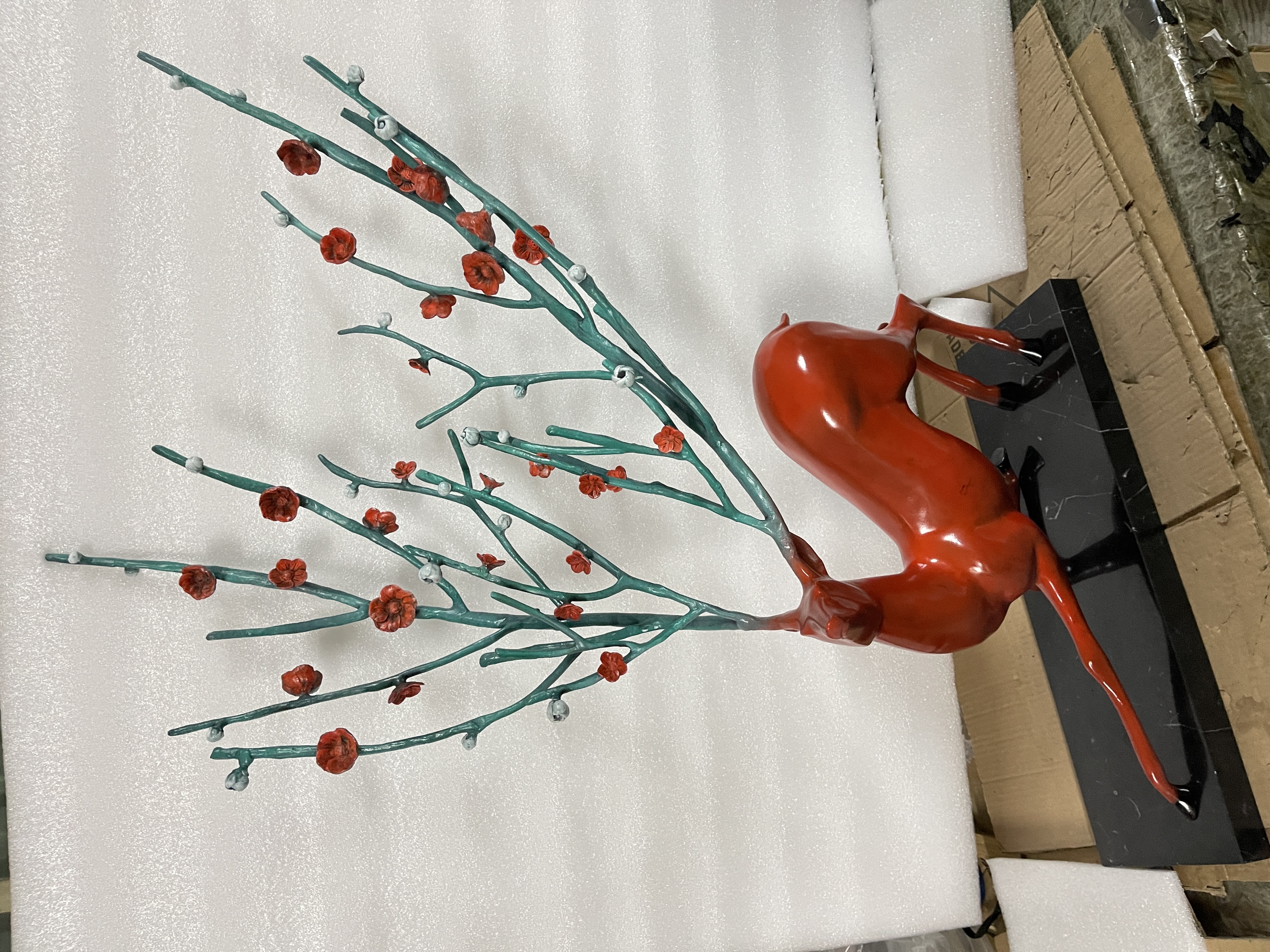 A large copper decorative piece of deer bringing good fortune and prosperity, a high-end and light luxury decoration for the living room entrance, a housewarming gift of brass deer Item Picture