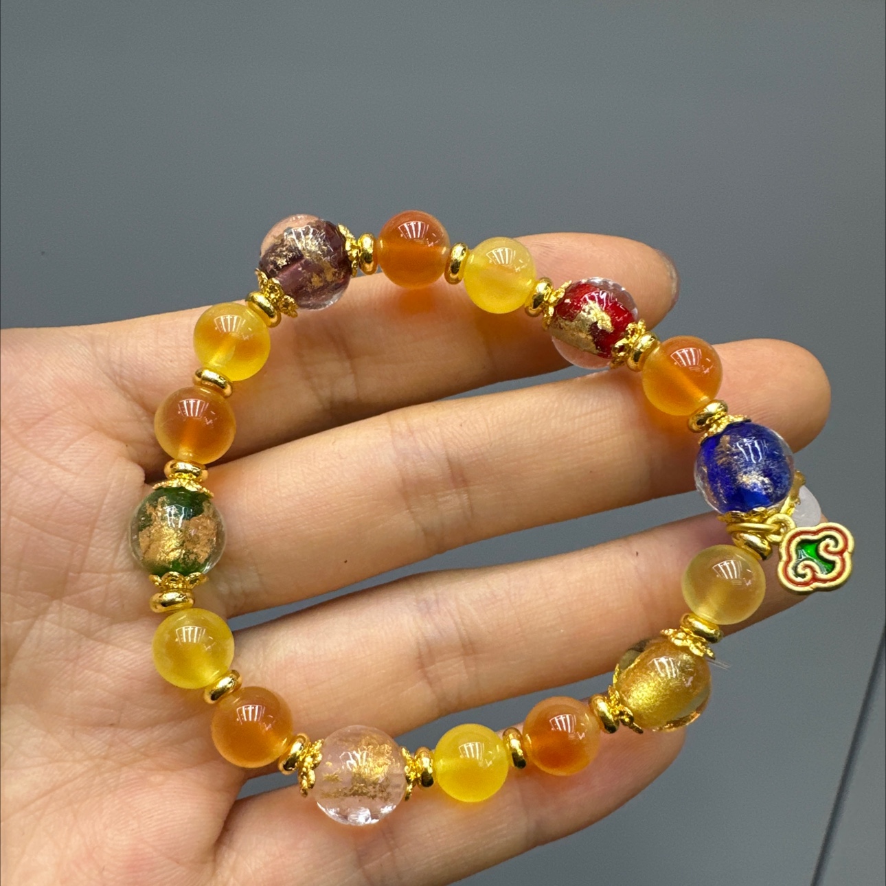 The crystal bracelet is dazzling and elegant. It is a fashionable ladies' bracelet. The exquisite runny agate bracelet is a beautiful bracelet made of carefully selected crystal materials detail image 2