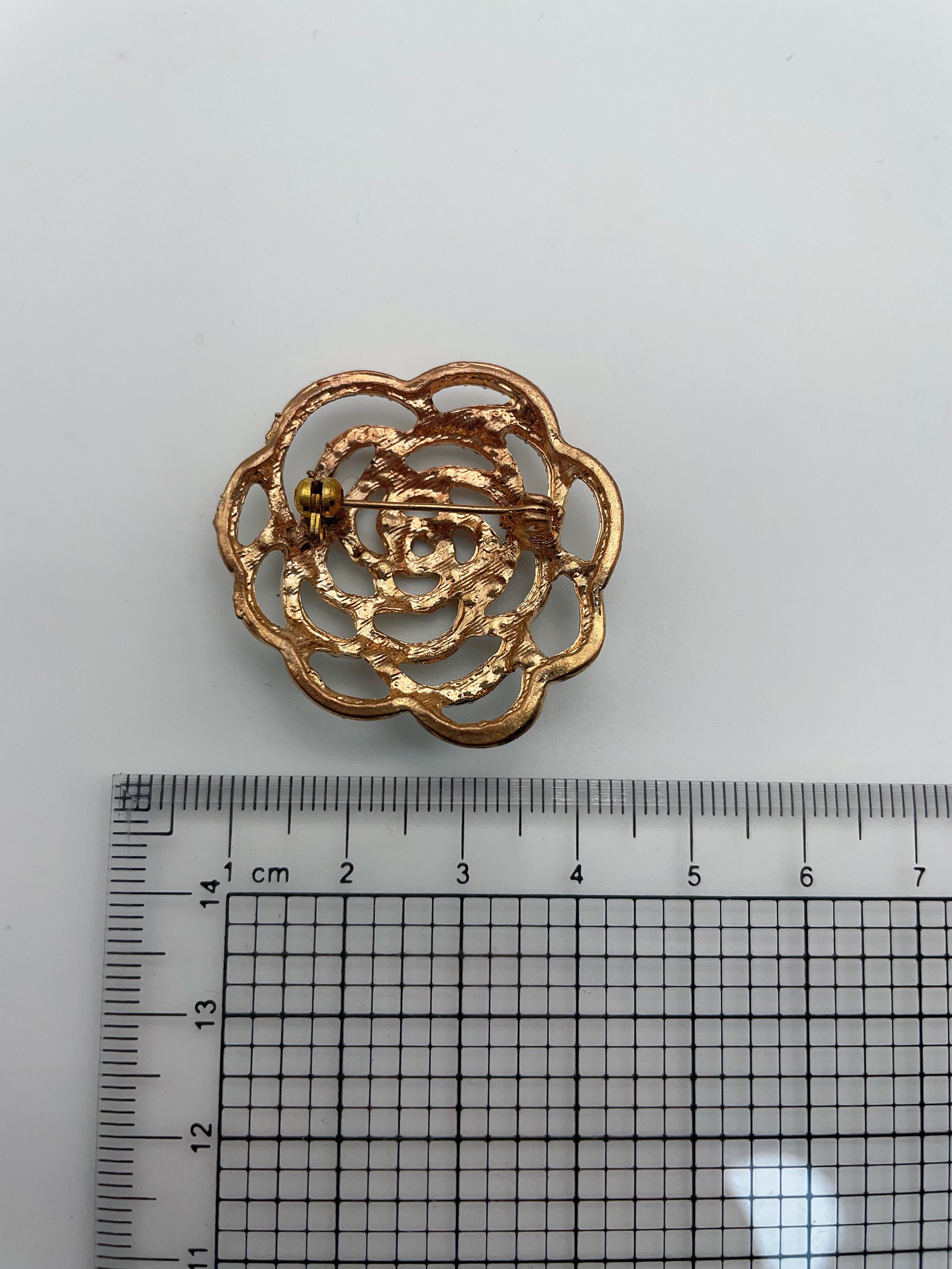 دبوس بلورية، بدلة أنثوية ذات بذلات أنيقة detail image 5