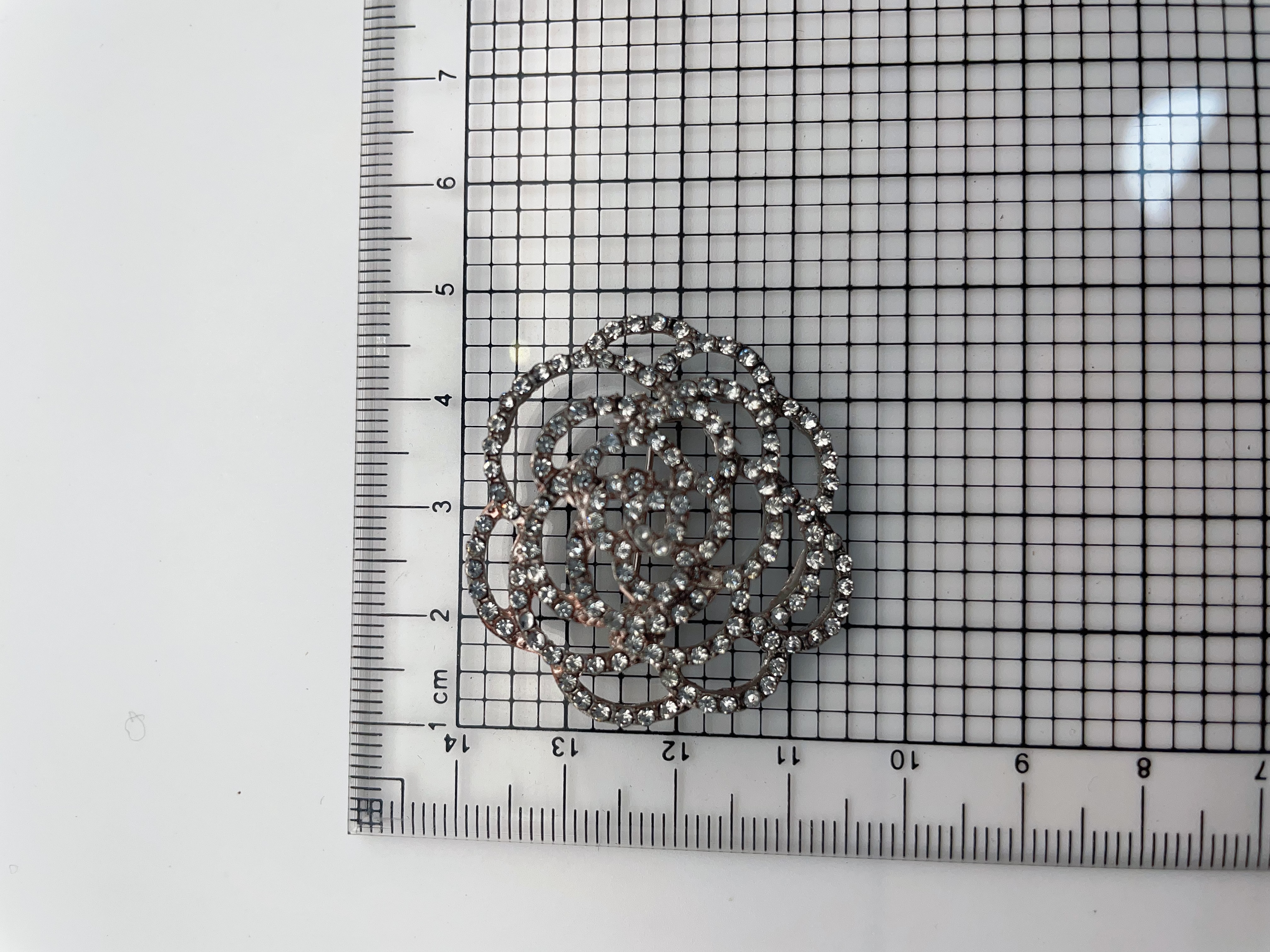 دبوس بلورية، بدلة أنثوية ذات بذلات أنيقة detail image 4