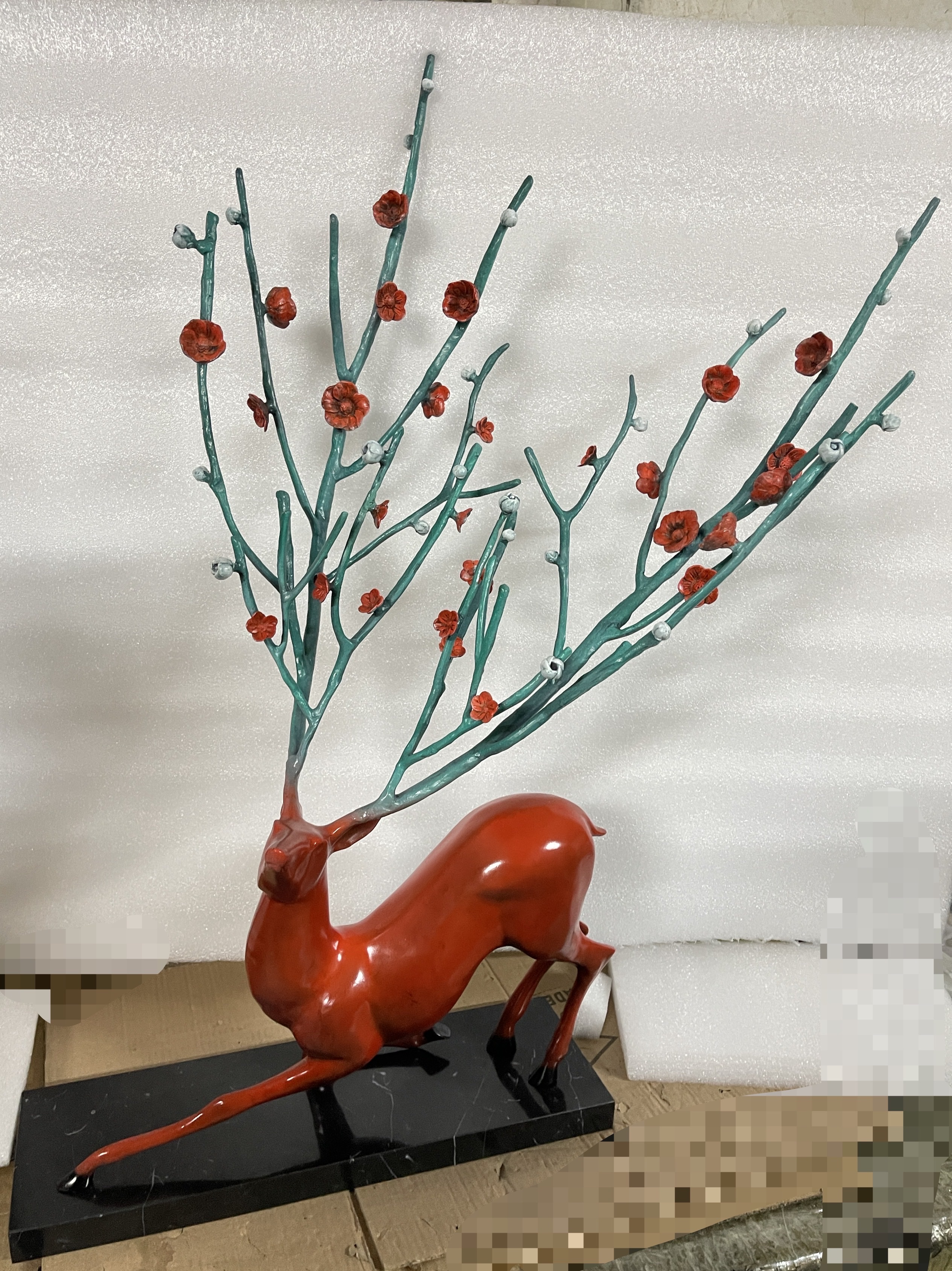 A large copper decorative piece of deer bringing good fortune and prosperity, a high-end and light luxury decoration for the living room entrance, a housewarming gift of brass deer details Picture