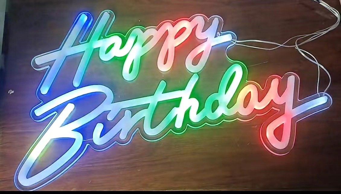 圣诞灯串声控彩灯 节日装饰灯饰 环保节能彩灯 美观大方圣诞灯饰 适用于家庭商场装饰。圣诞灯饰