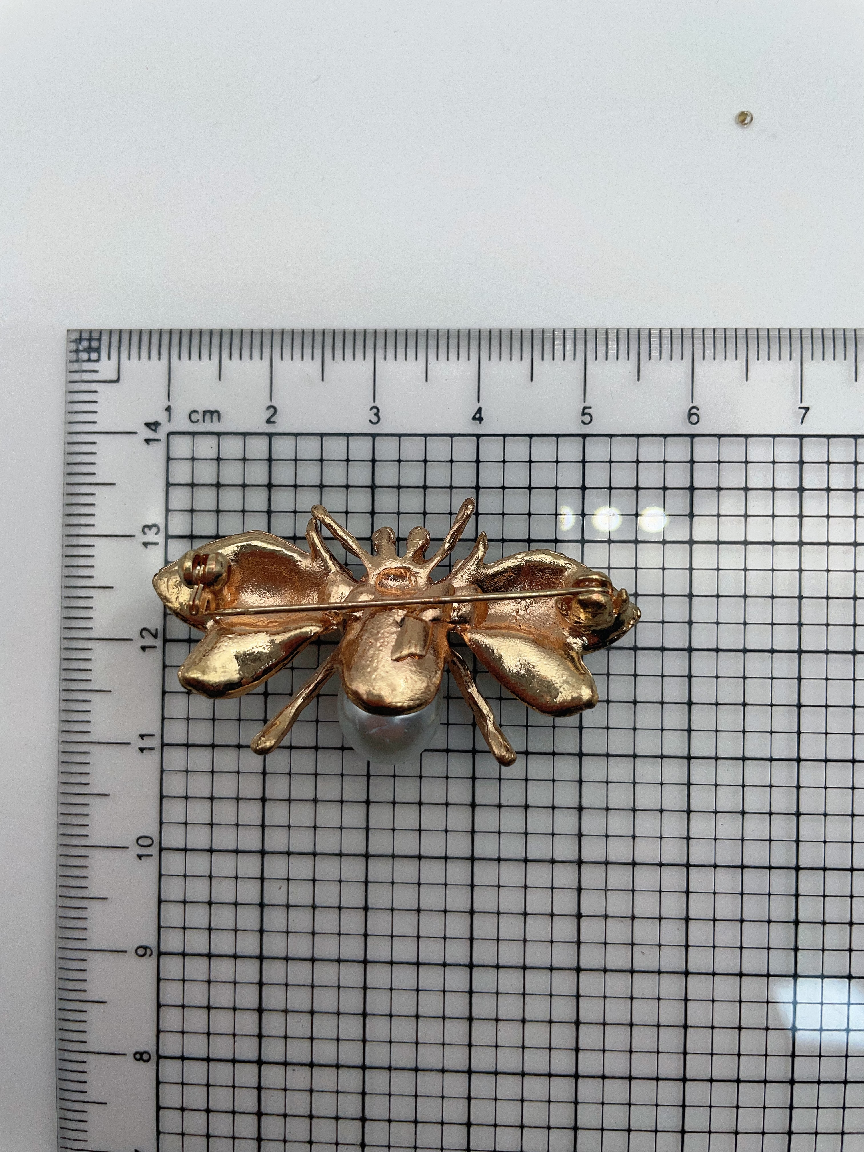The retro Chinese style of the national trend, the bee emerald brooch, the elegant and court-like brooch, the cheongsam accessory brooch Application Scenario