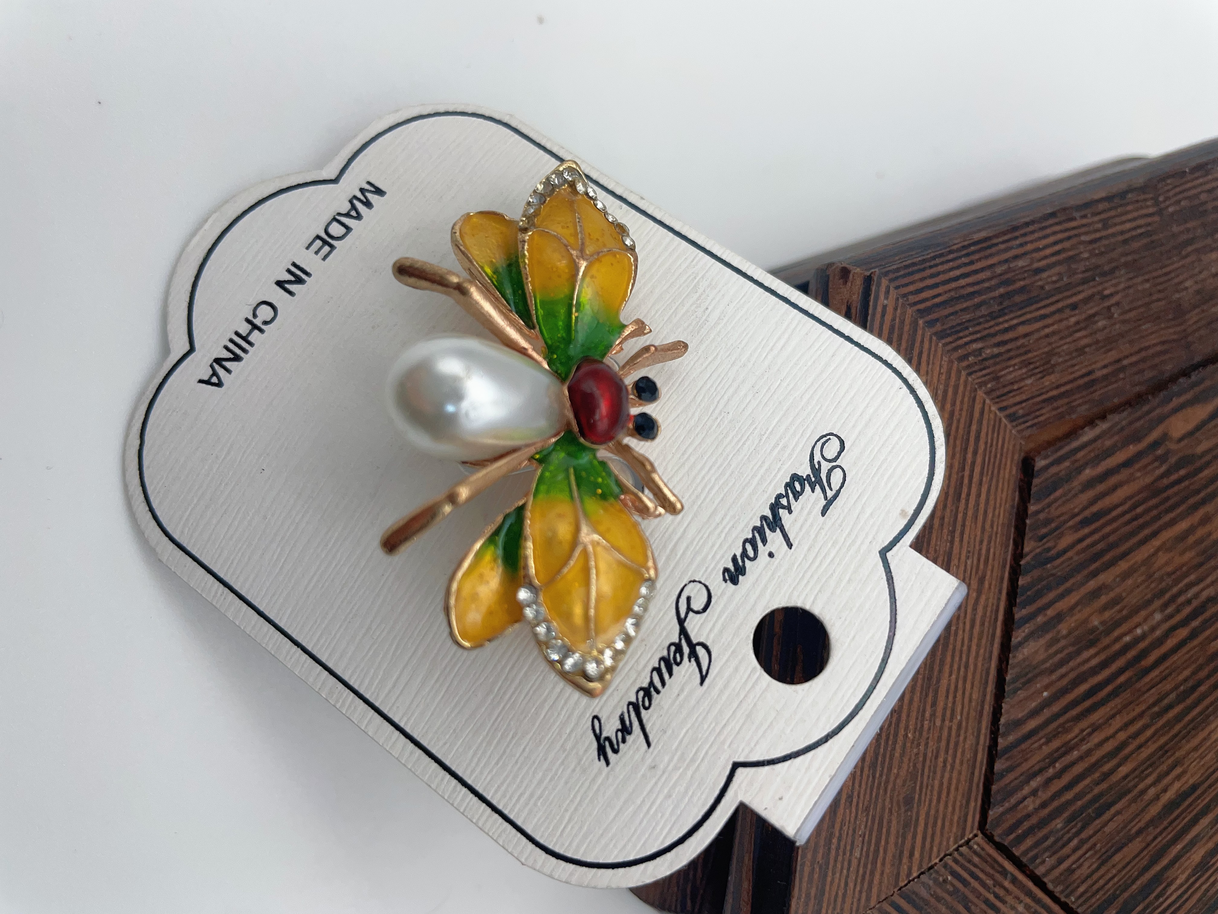 The retro Chinese style of the national trend, the bee emerald brooch, the elegant and court-like brooch, the cheongsam accessory brooch details Picture